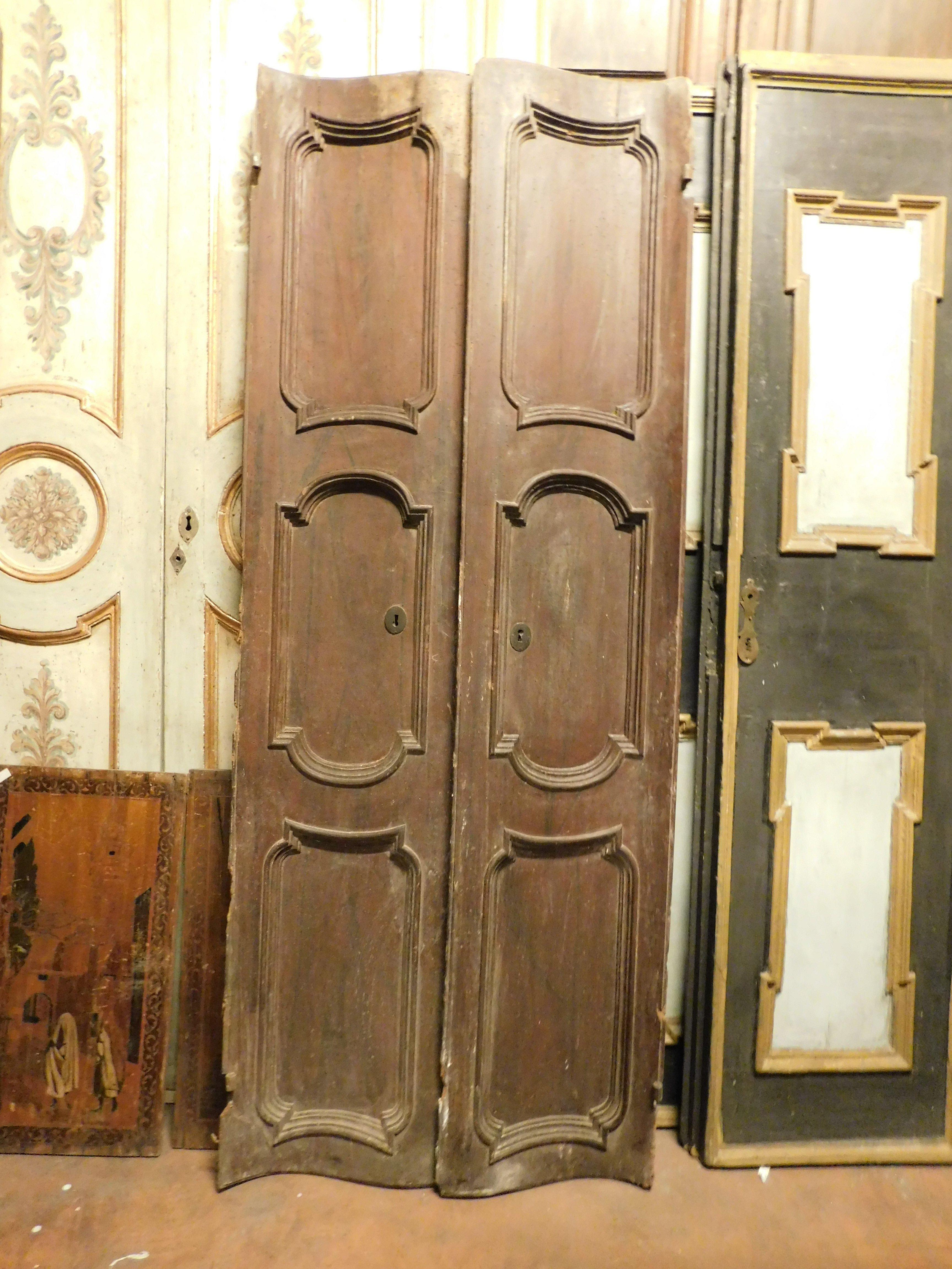 Particular door in solid walnut wood, doubly moved, both in the panels and in the shape, double-leaf door with carved panels,
original from the 18th century. origin Turin (Italy).
Pull opening but without frame, It can be used to make a wardrobe or