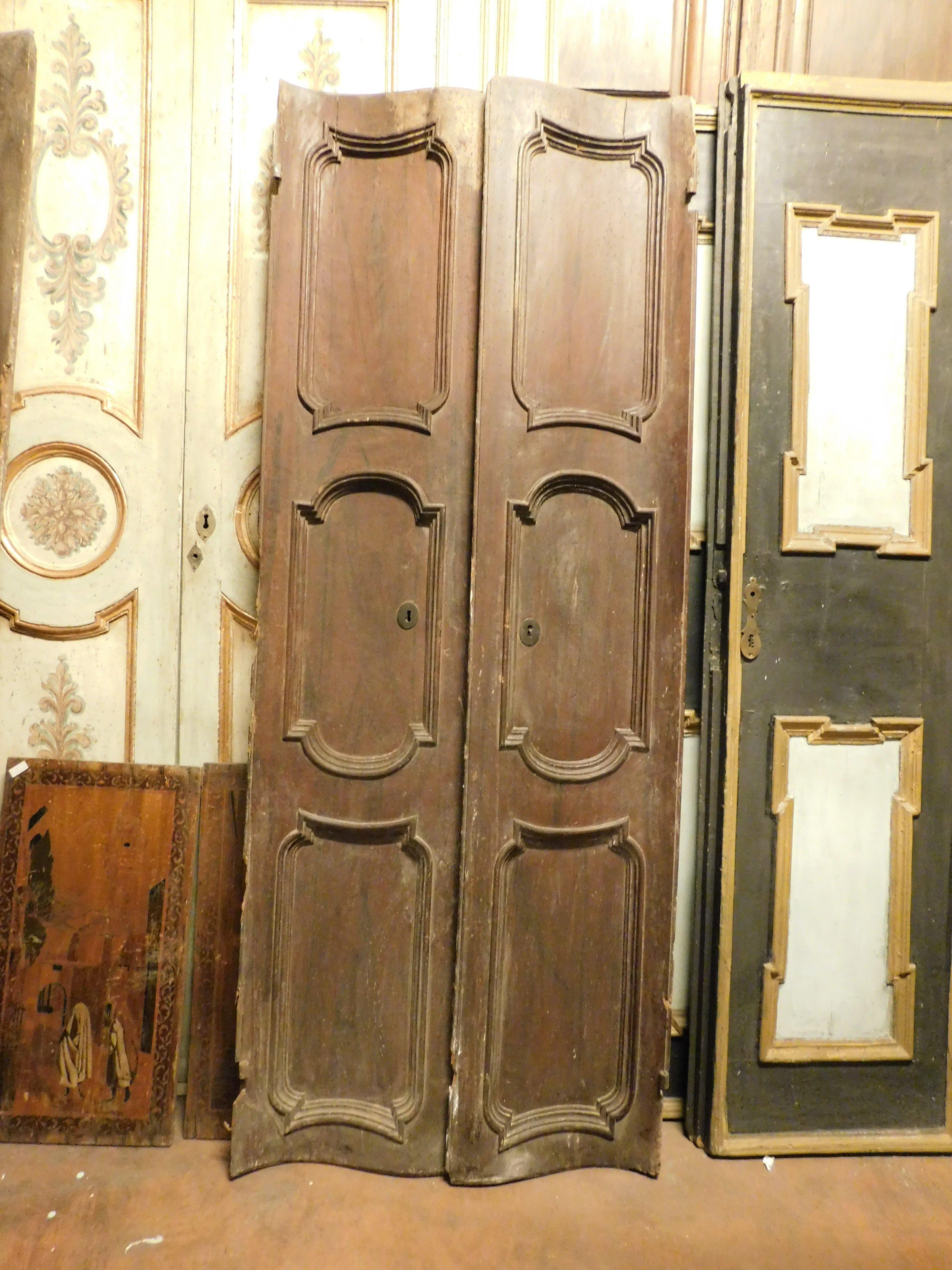 Particular walnut door, double-jointed with two leaves and carved panels, Italy In Good Condition For Sale In Cuneo, Italy (CN)