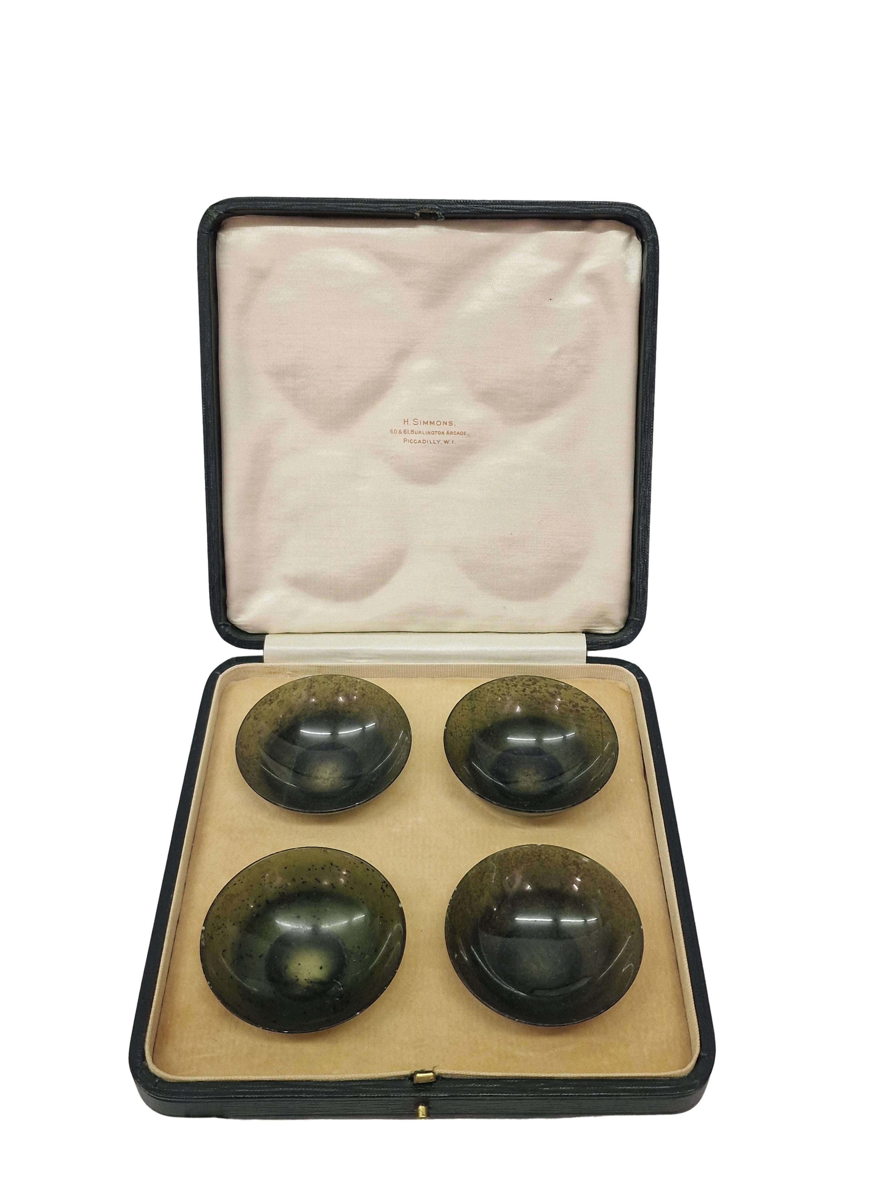 Questo speciale servizio da tè antico nella sua scatola originale è realizzato in nefrite, nel 1900 circa in Inghilterra.

Produttore - è indicato sulla fodera di seta della scatola: H Simmons, 60 & 61 Burlington Arcade, Piccadilly, W.I.

Il set è