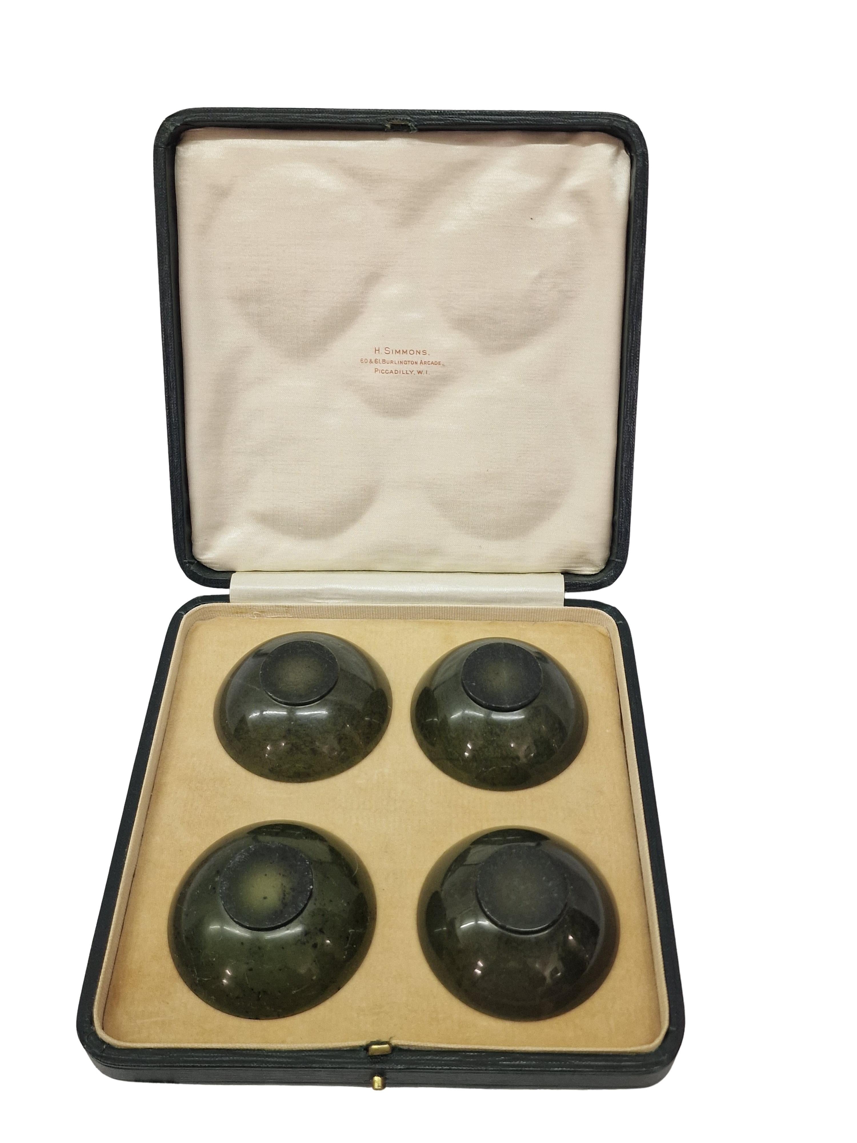 Inglese Set di ciotole per il tè particolarmente raro, realizzato con gemme di nefrite, 1900, Londra Inghilterra in vendita