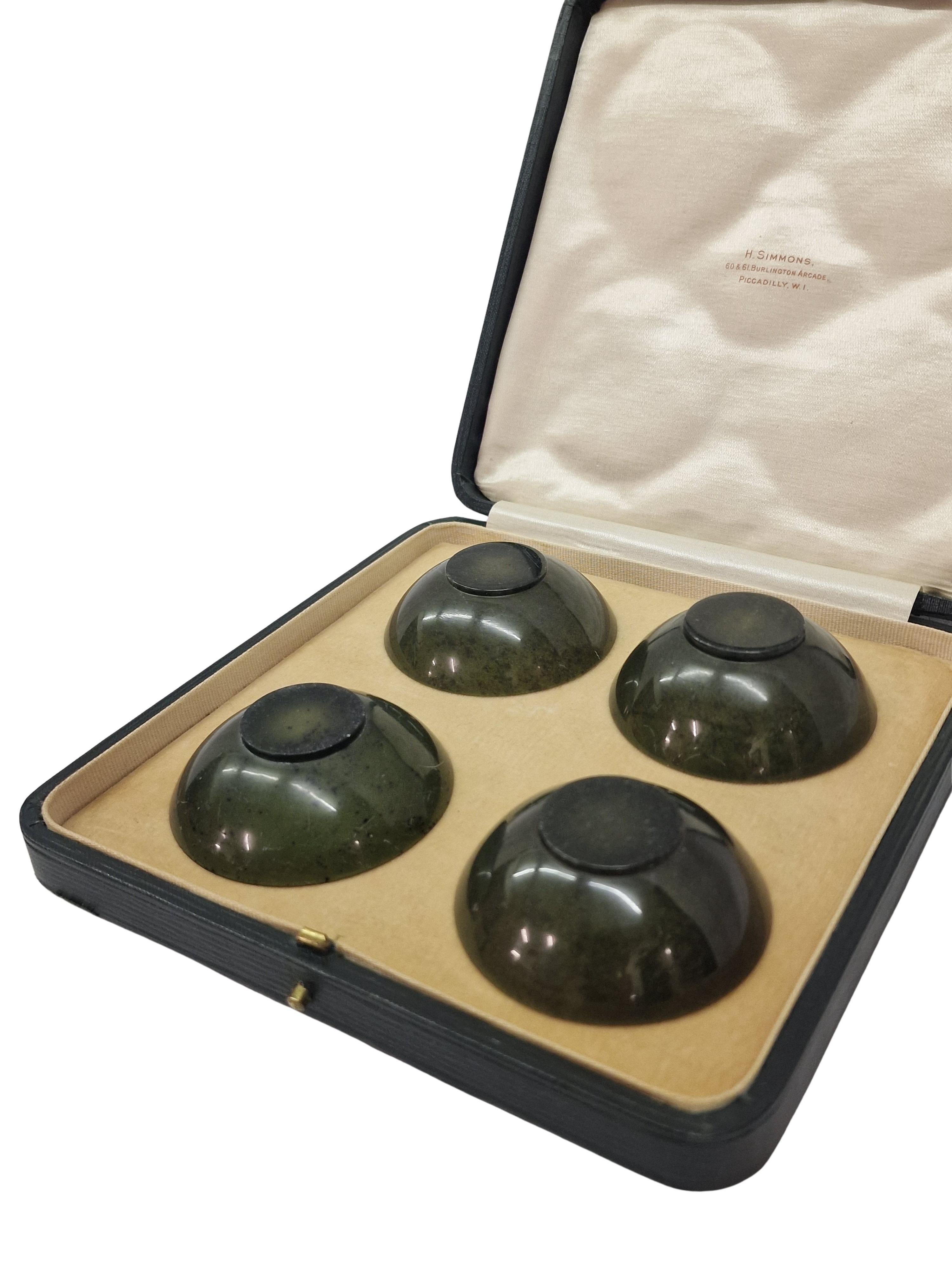 Fatto a mano Set di ciotole per il tè particolarmente raro, realizzato con gemme di nefrite, 1900, Londra Inghilterra in vendita