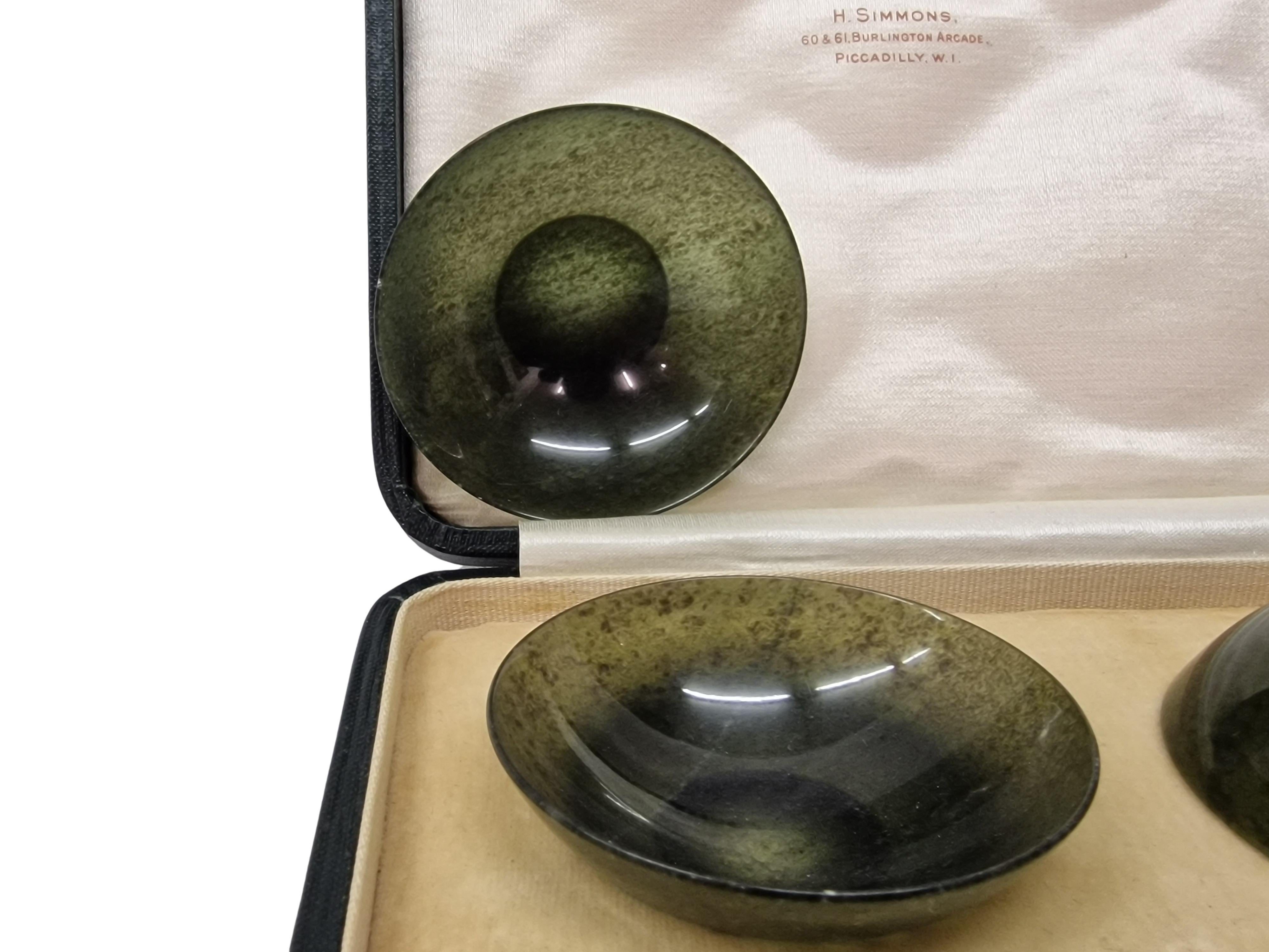 Set di ciotole per il tè particolarmente raro, realizzato con gemme di nefrite, 1900, Londra Inghilterra In condizioni buone in vendita a Wien, AT