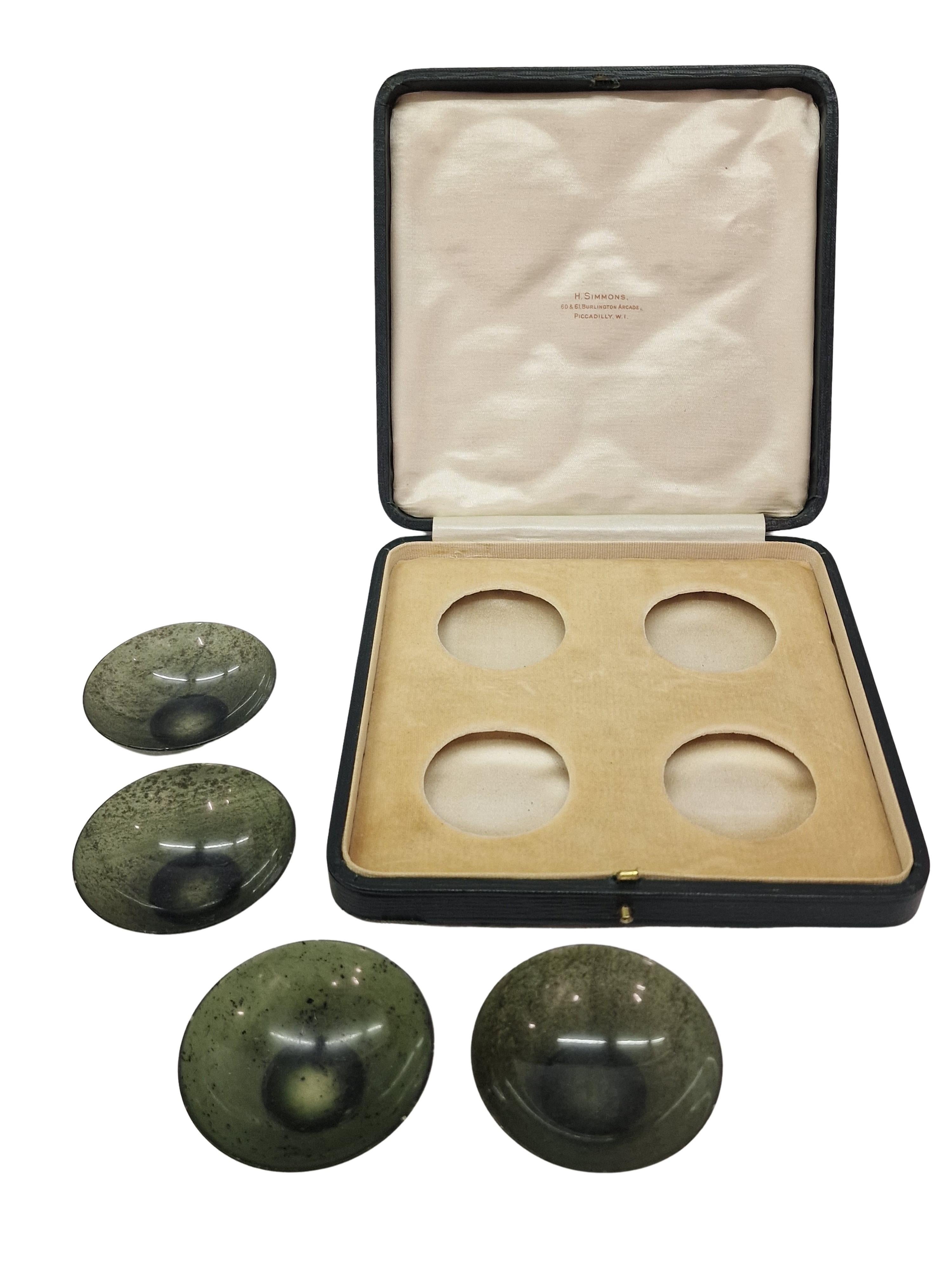 XX secolo Set di ciotole per il tè particolarmente raro, realizzato con gemme di nefrite, 1900, Londra Inghilterra in vendita