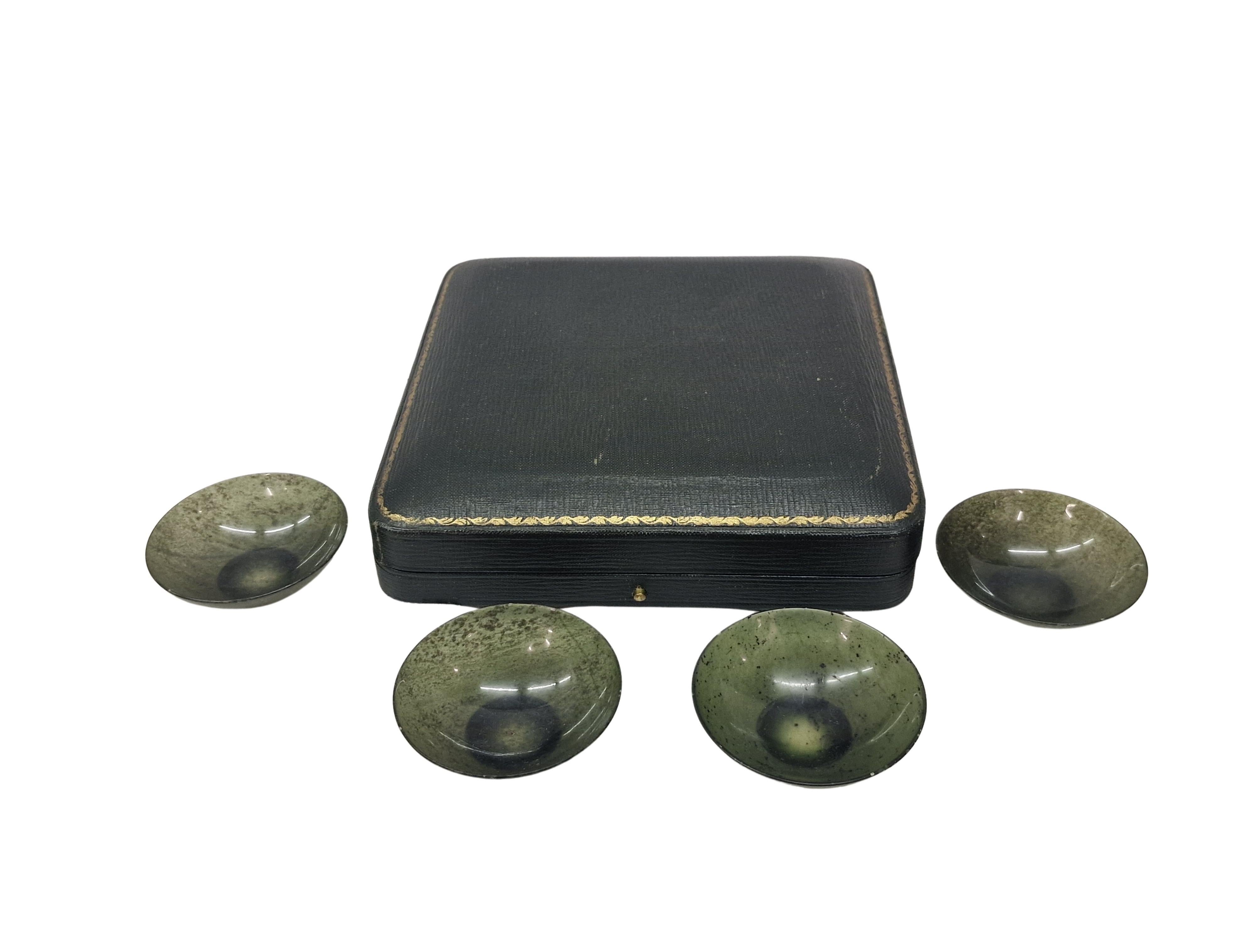 Gemme varie Set di ciotole per il tè particolarmente raro, realizzato con gemme di nefrite, 1900, Londra Inghilterra in vendita