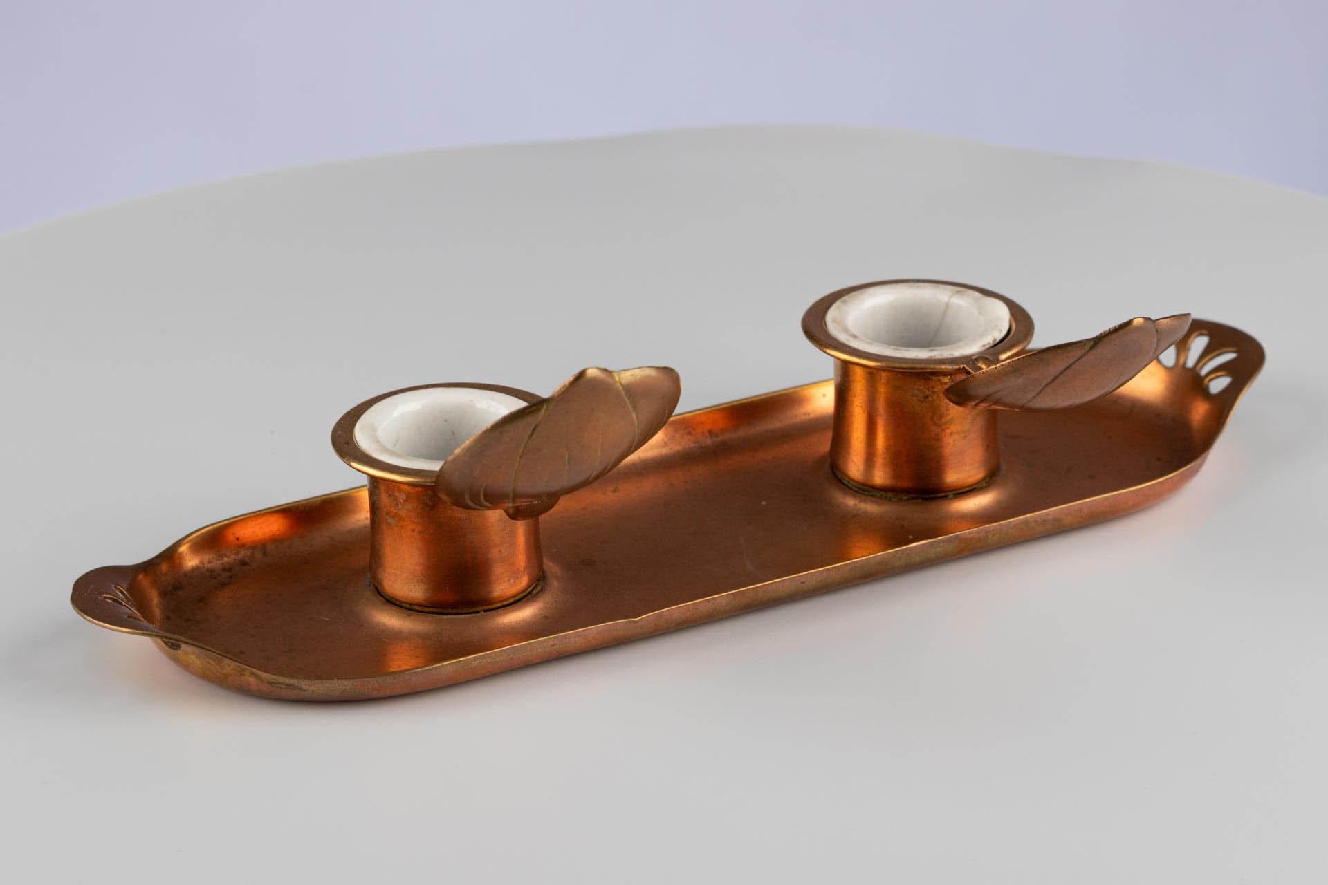 Double encrier Art Nouveau en cuivre partiellement doré avec vase en porcelaine en vente 3