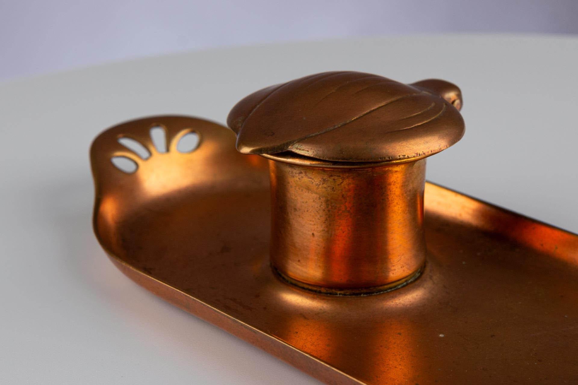 Double encrier Art Nouveau en cuivre partiellement doré avec vase en porcelaine en vente 4