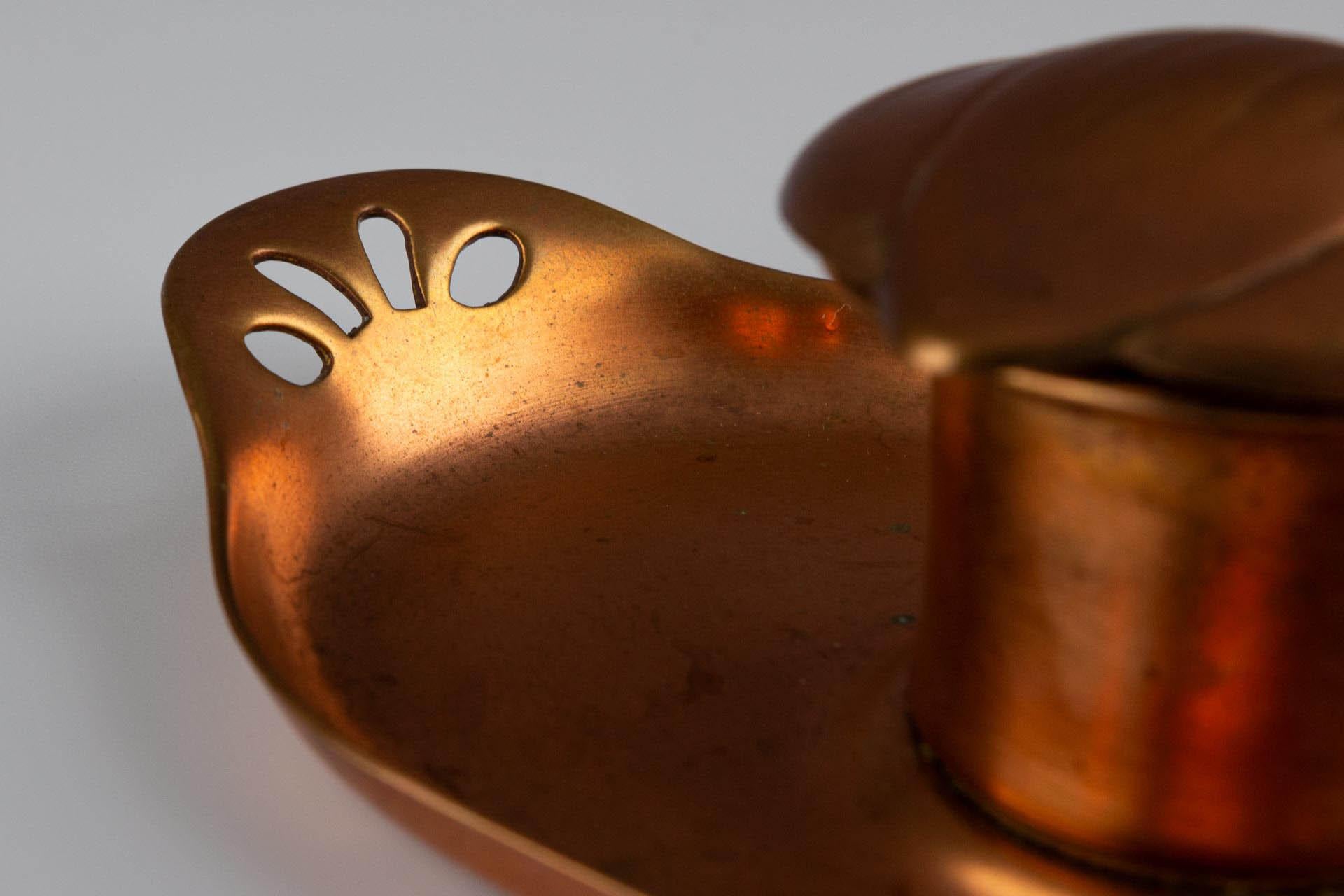 Double encrier Art Nouveau en cuivre partiellement doré avec vase en porcelaine en vente 5