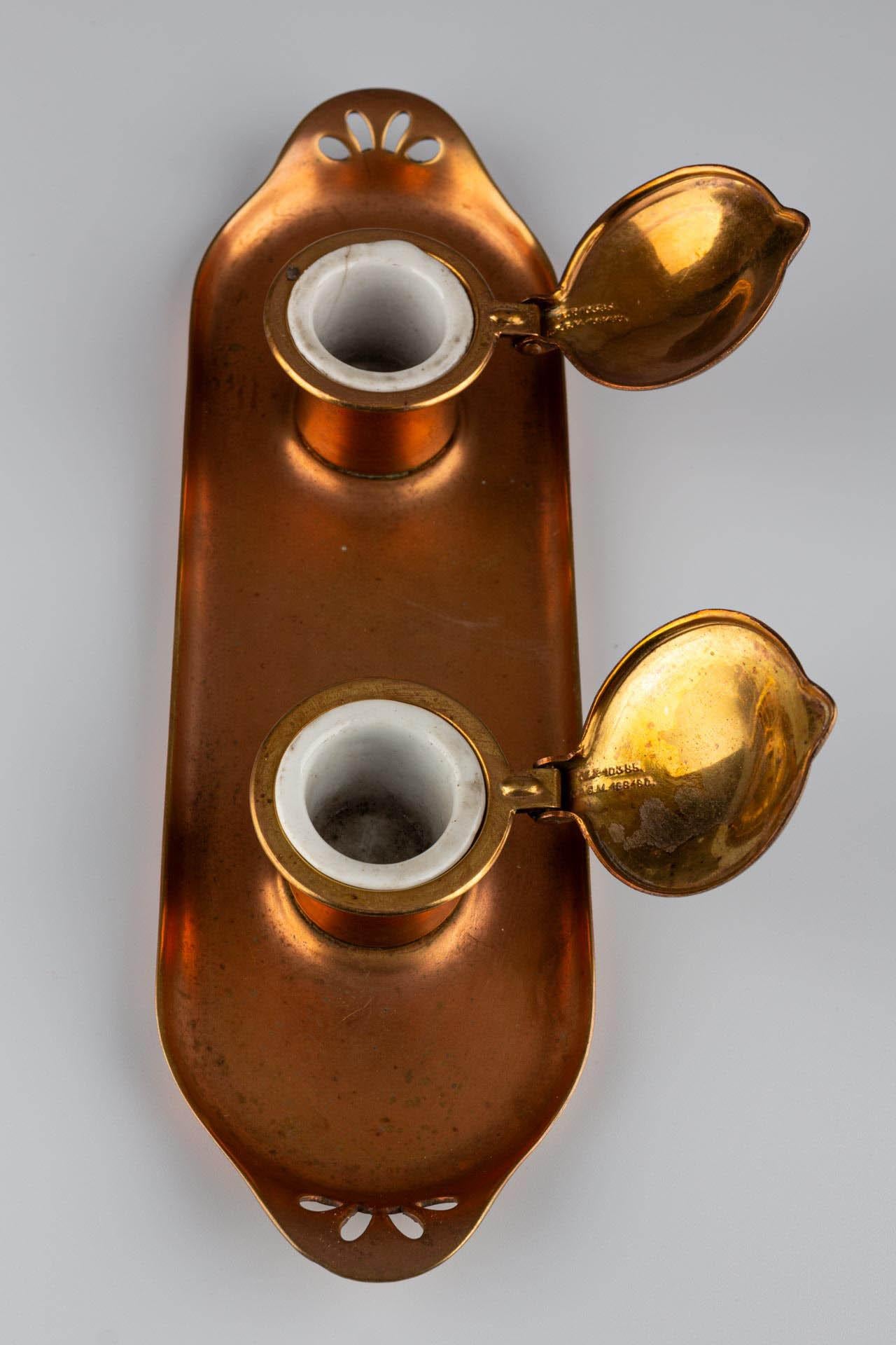 Double encrier Art Nouveau en cuivre partiellement doré avec vase en porcelaine en vente 7