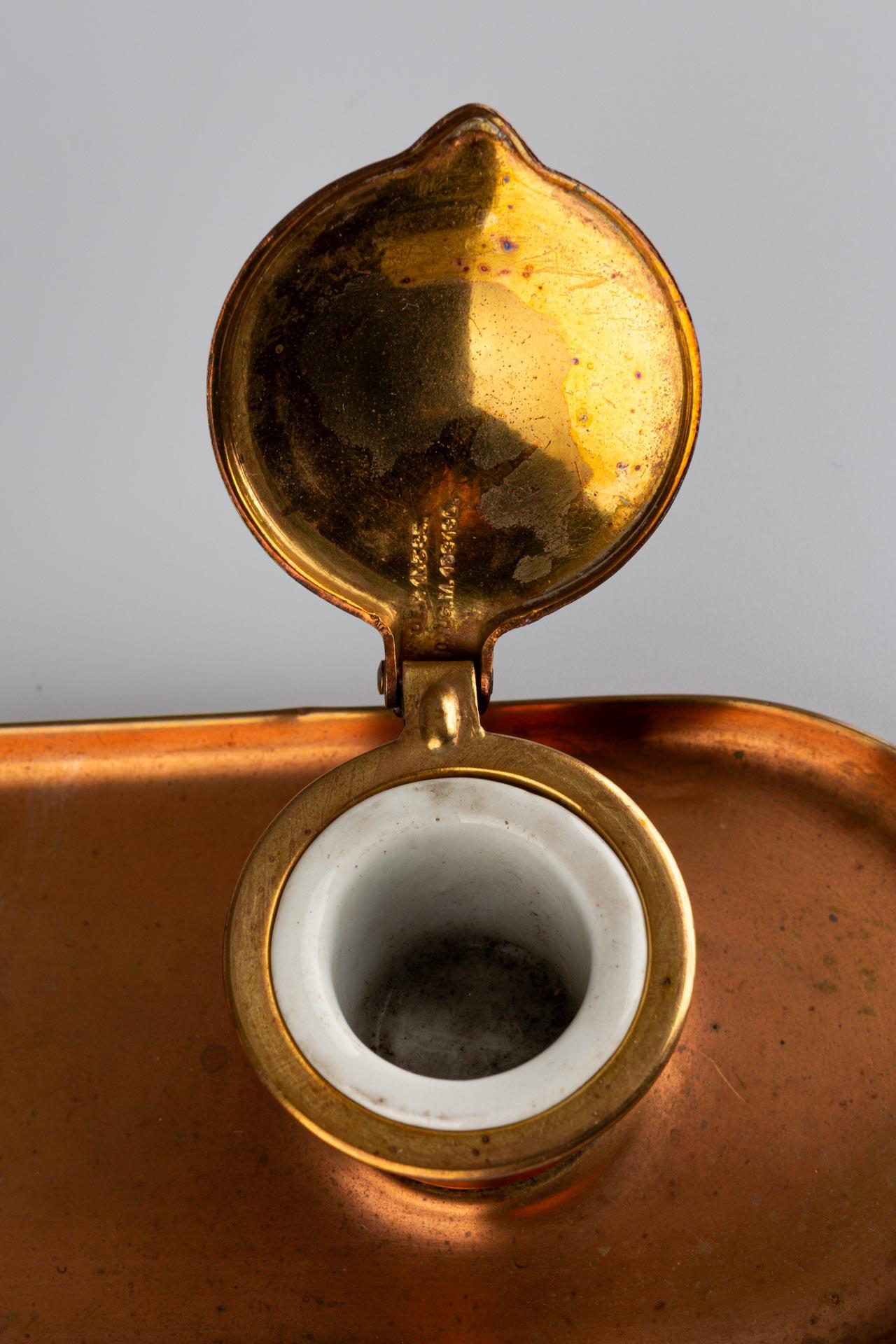 Double encrier Art Nouveau en cuivre partiellement doré avec vase en porcelaine en vente 8