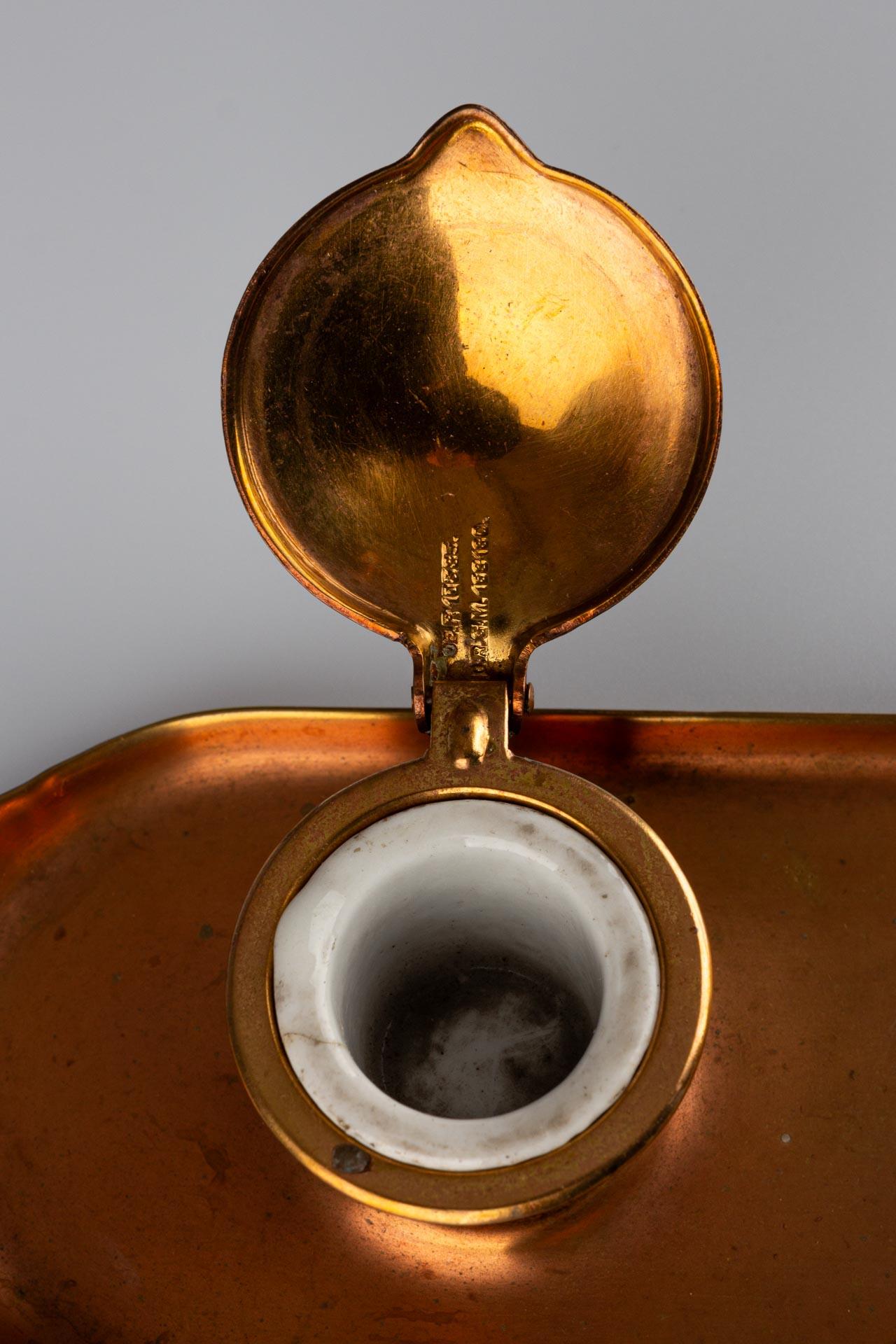 Double encrier Art Nouveau en cuivre partiellement doré avec vase en porcelaine en vente 9