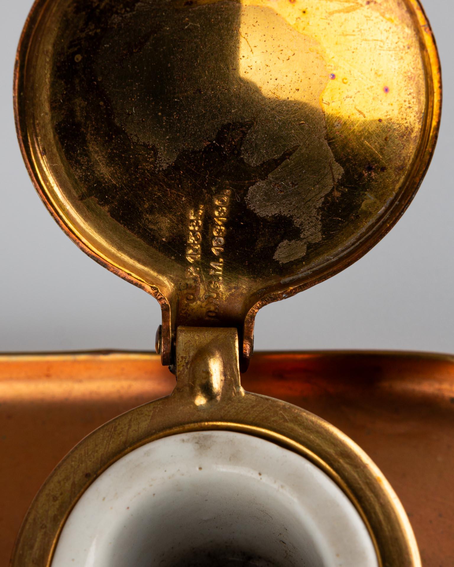 Double encrier Art Nouveau en cuivre partiellement doré avec vase en porcelaine en vente 10