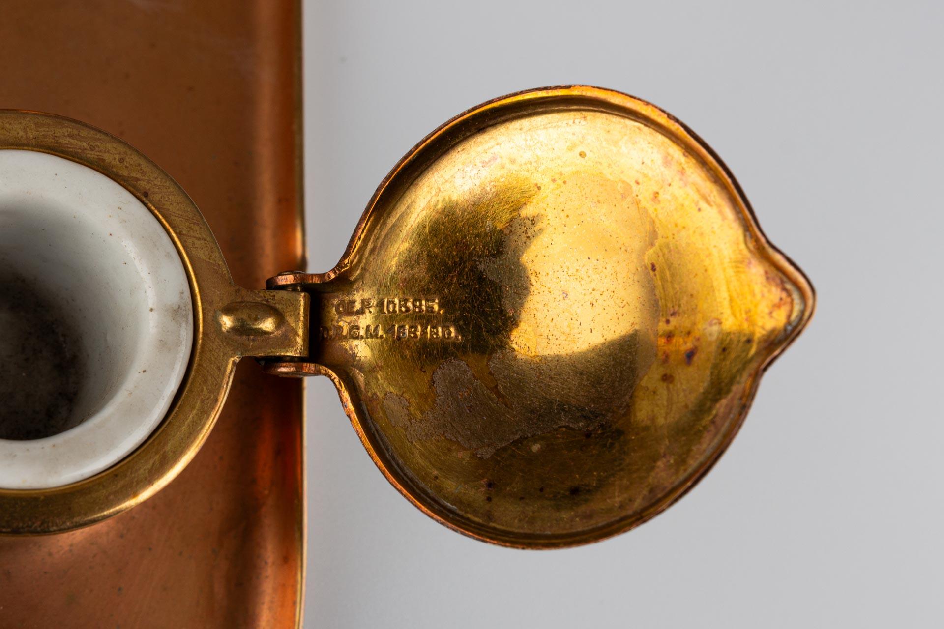 Double encrier Art Nouveau en cuivre partiellement doré avec vase en porcelaine en vente 11