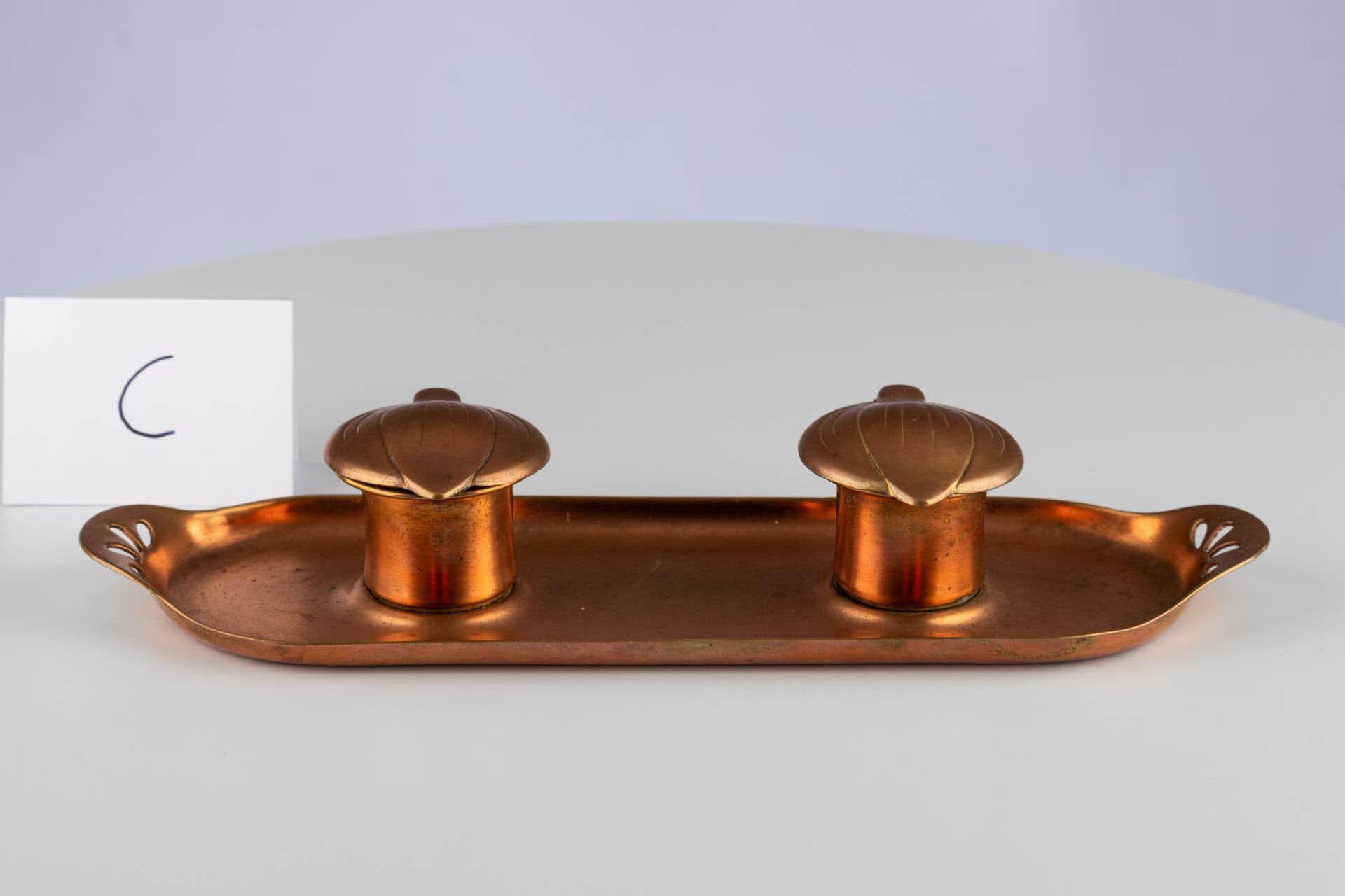 Double encrier Art Nouveau en cuivre partiellement doré avec vase en porcelaine en vente 13