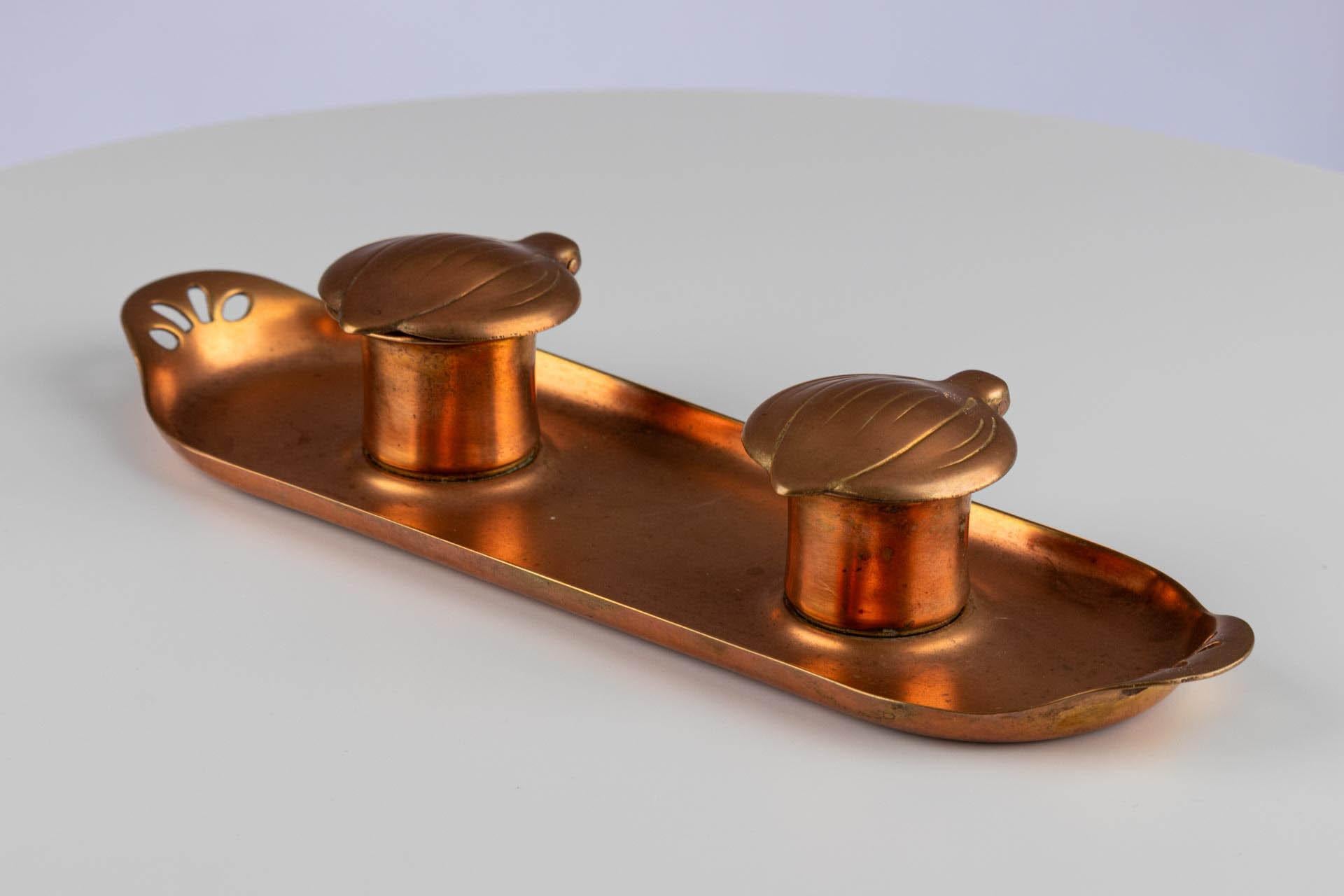 Allemand Double encrier Art Nouveau en cuivre partiellement doré avec vase en porcelaine en vente