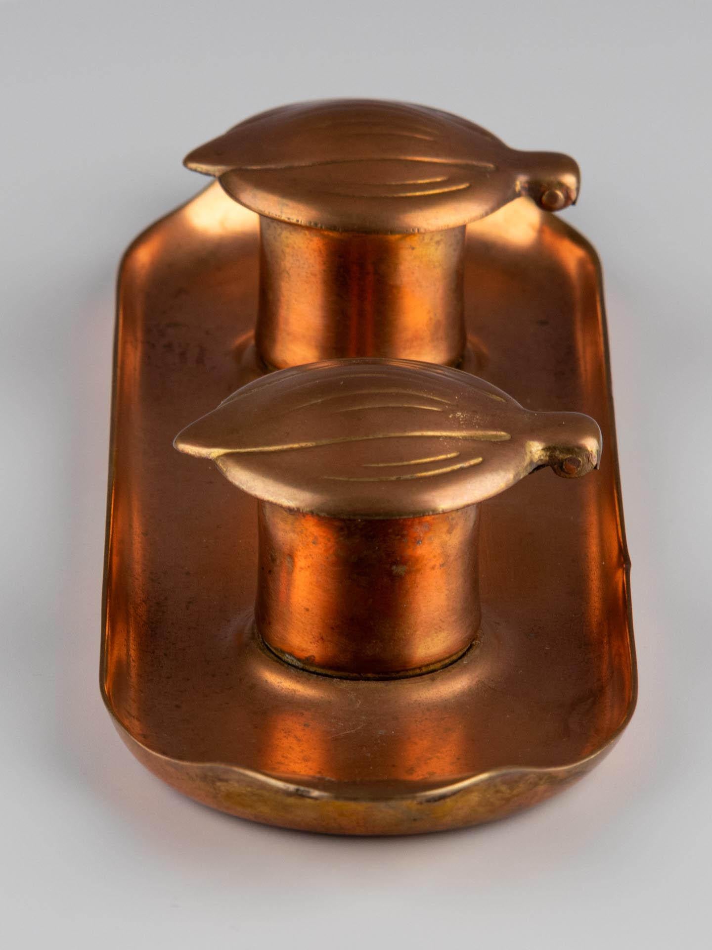 Double encrier Art Nouveau en cuivre partiellement doré avec vase en porcelaine Bon état - En vente à Greven, DE