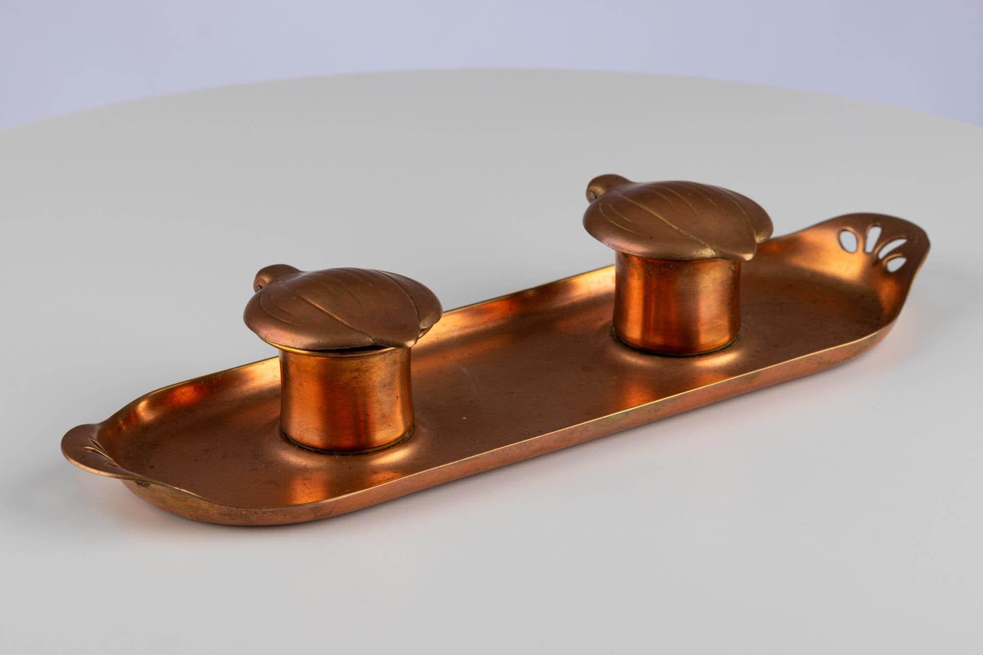 Cuivre Double encrier Art Nouveau en cuivre partiellement doré avec vase en porcelaine en vente