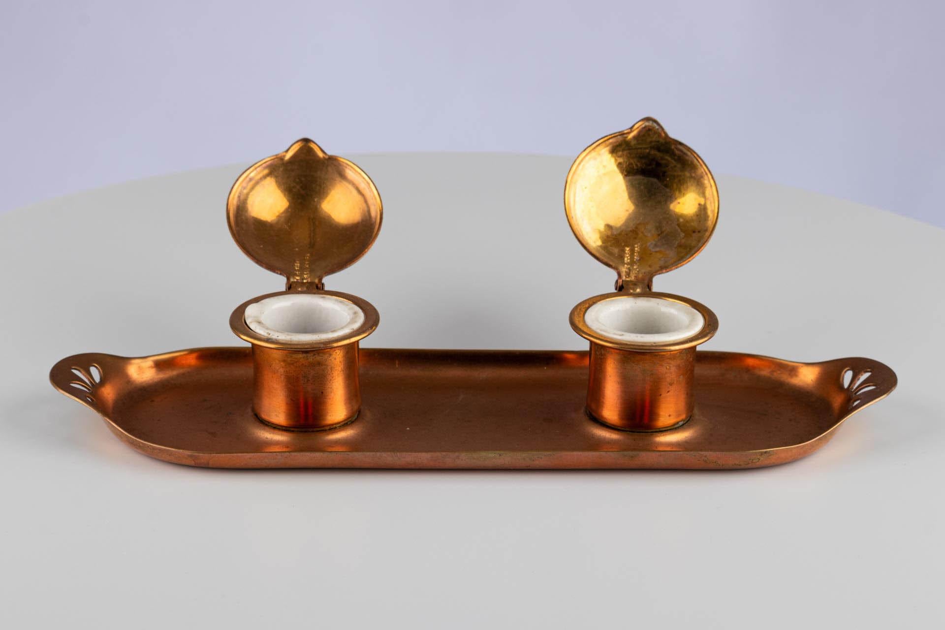 Double encrier Art Nouveau en cuivre partiellement doré avec vase en porcelaine en vente 1