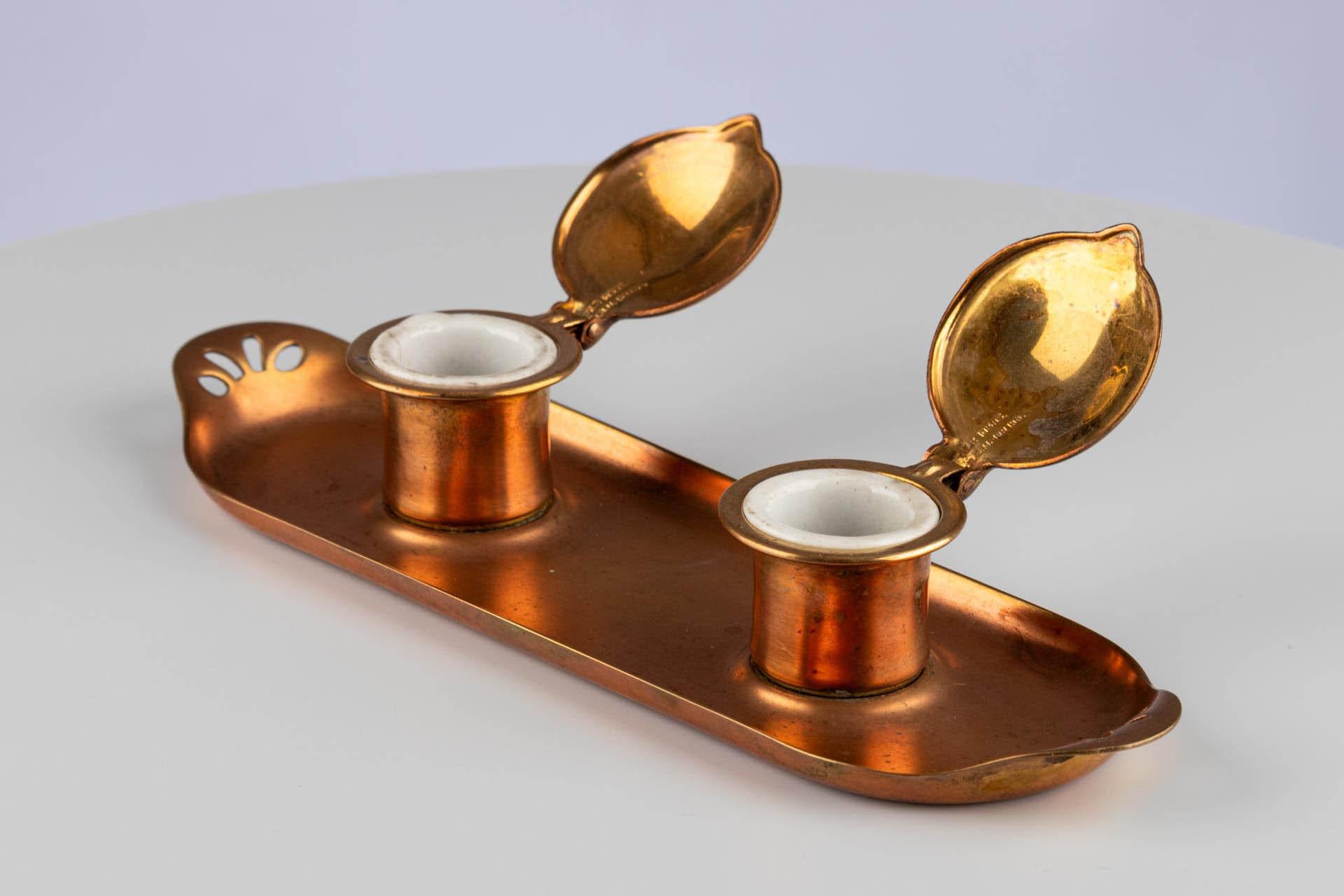 Double encrier Art Nouveau en cuivre partiellement doré avec vase en porcelaine en vente 2