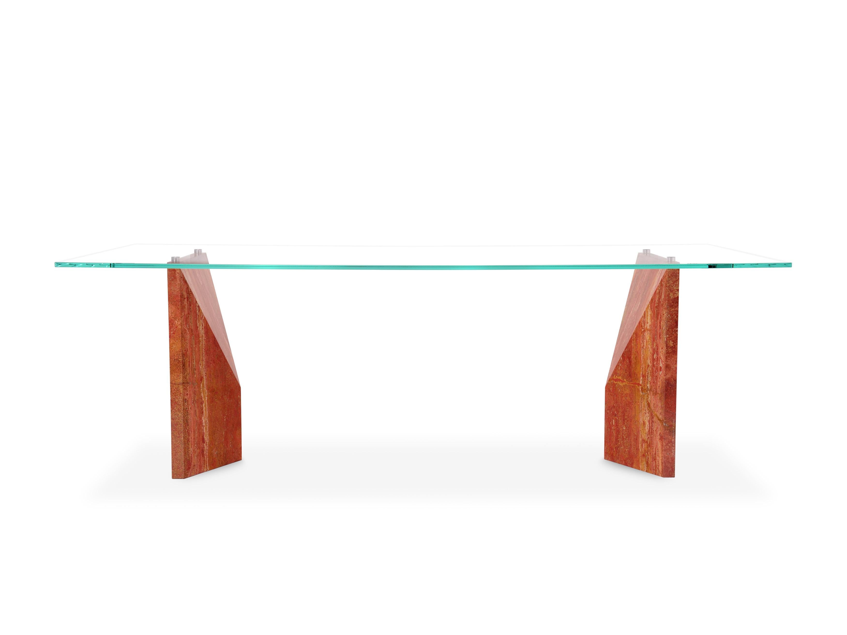 PD V2 est une table conçue et créée par l'Atelier Barberini & Gunnell en Italie. La base est constituée de deux solides monolithes de travertin rouge de première qualité et le dessus est en verre de cristal extra-clair de la plus haute qualité. Les