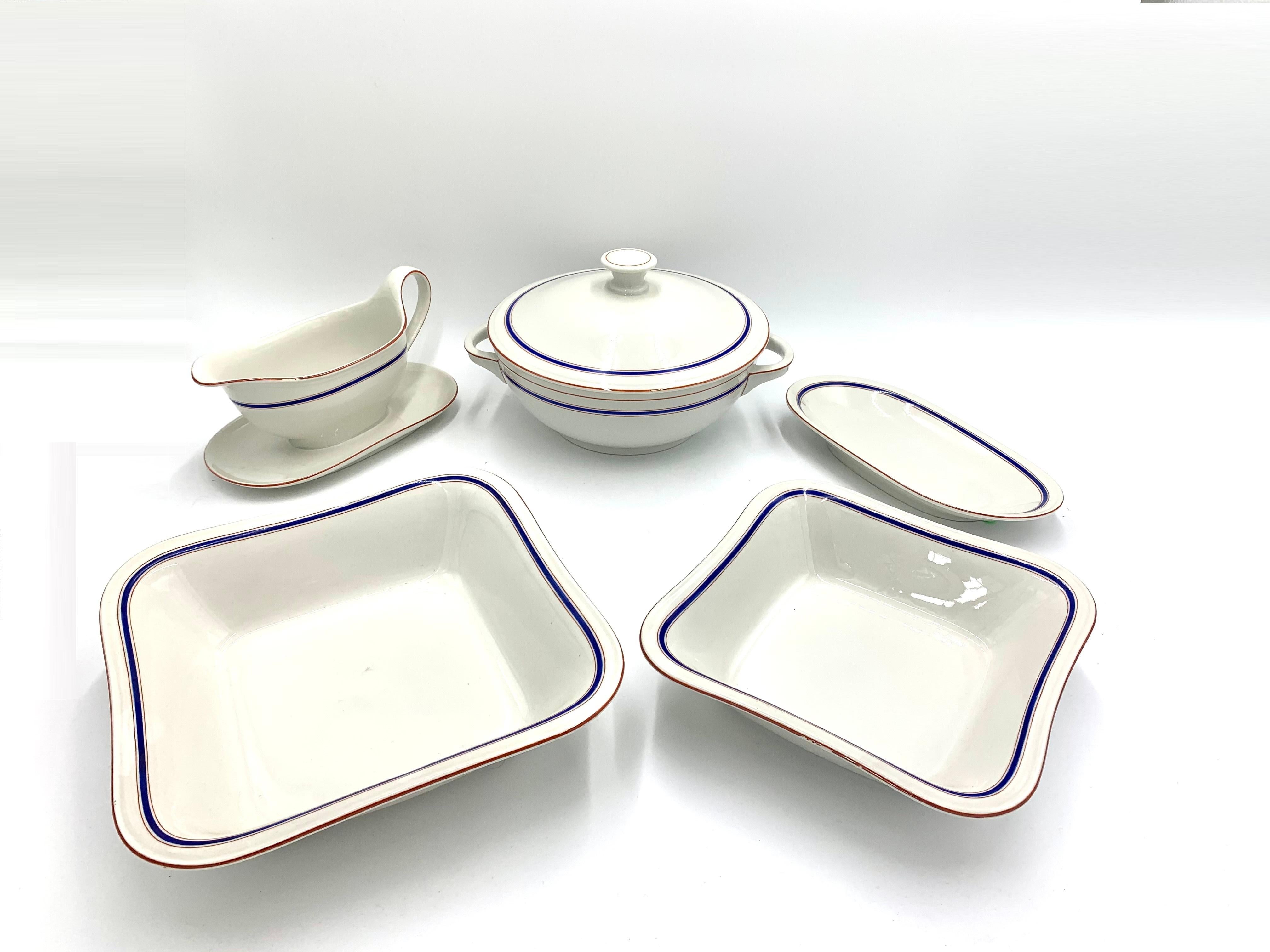 Parts for the Koenigszelt porcelain dinner set with a cornflower pattern.

The set includes:

- vase with a lid: height 16 cm, diameter 24 cm

-square bowl: height 6.5 cm, diameter 21 cm

-square bowl larger: height 6.5 cm, diameter 25
