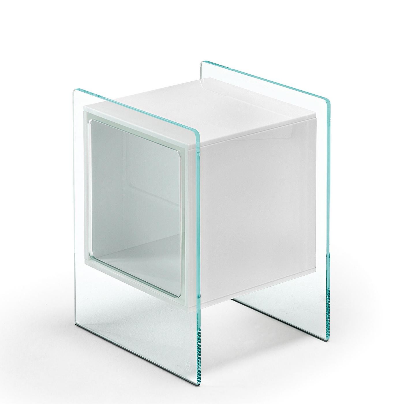 Beistelltischteile quadratisch weiß mit extralight Glas 
struktur und mit quadratischen Teilen aus opalweißem Glas.