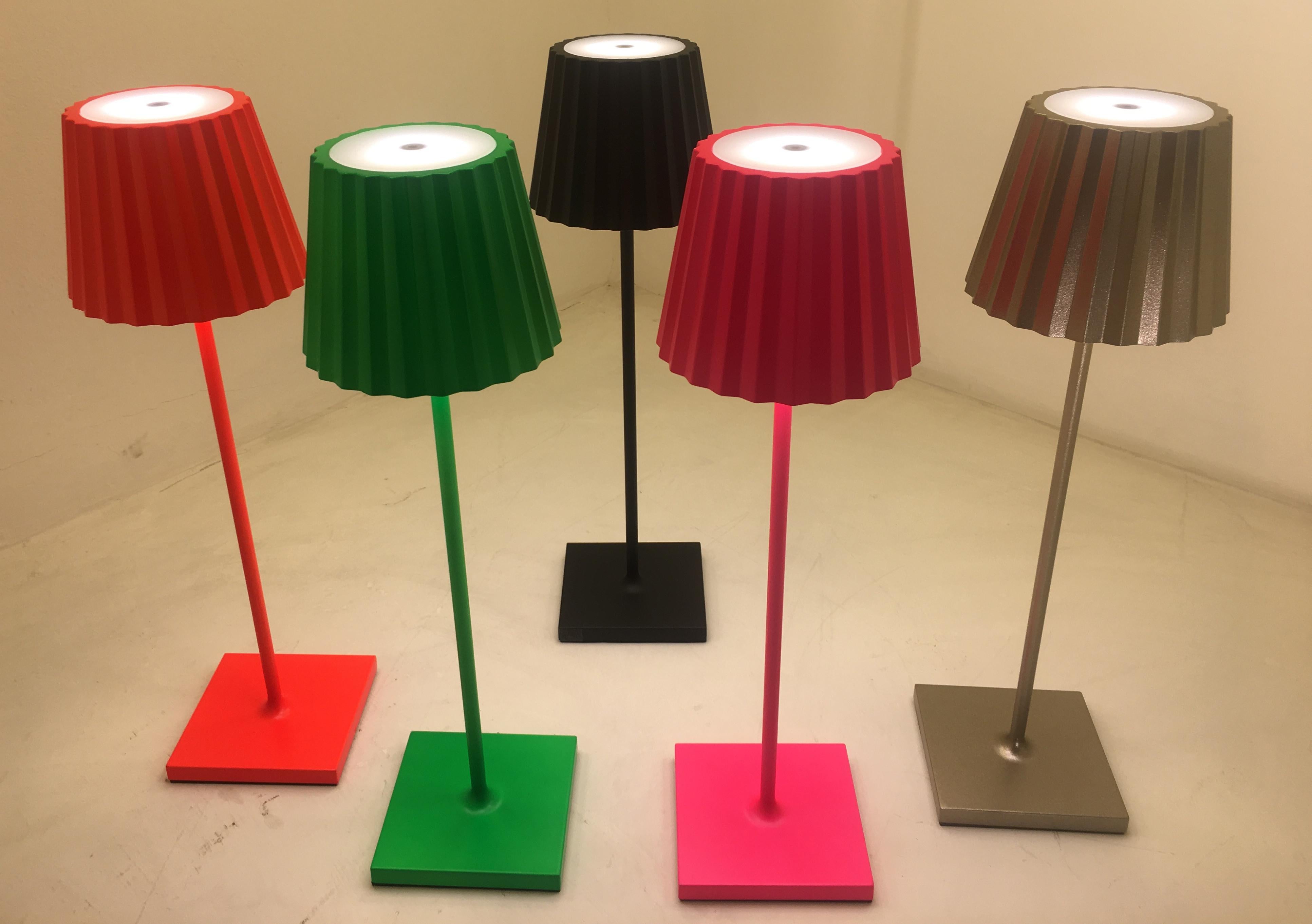 Original set of table lamp placeholders for parties and other events. Rechargeable batteries do not need an electrical outlet. Battery charger and touch on-off button included. Runs for 9 hours at maximum power. Available color: Pink, gold, silver,
