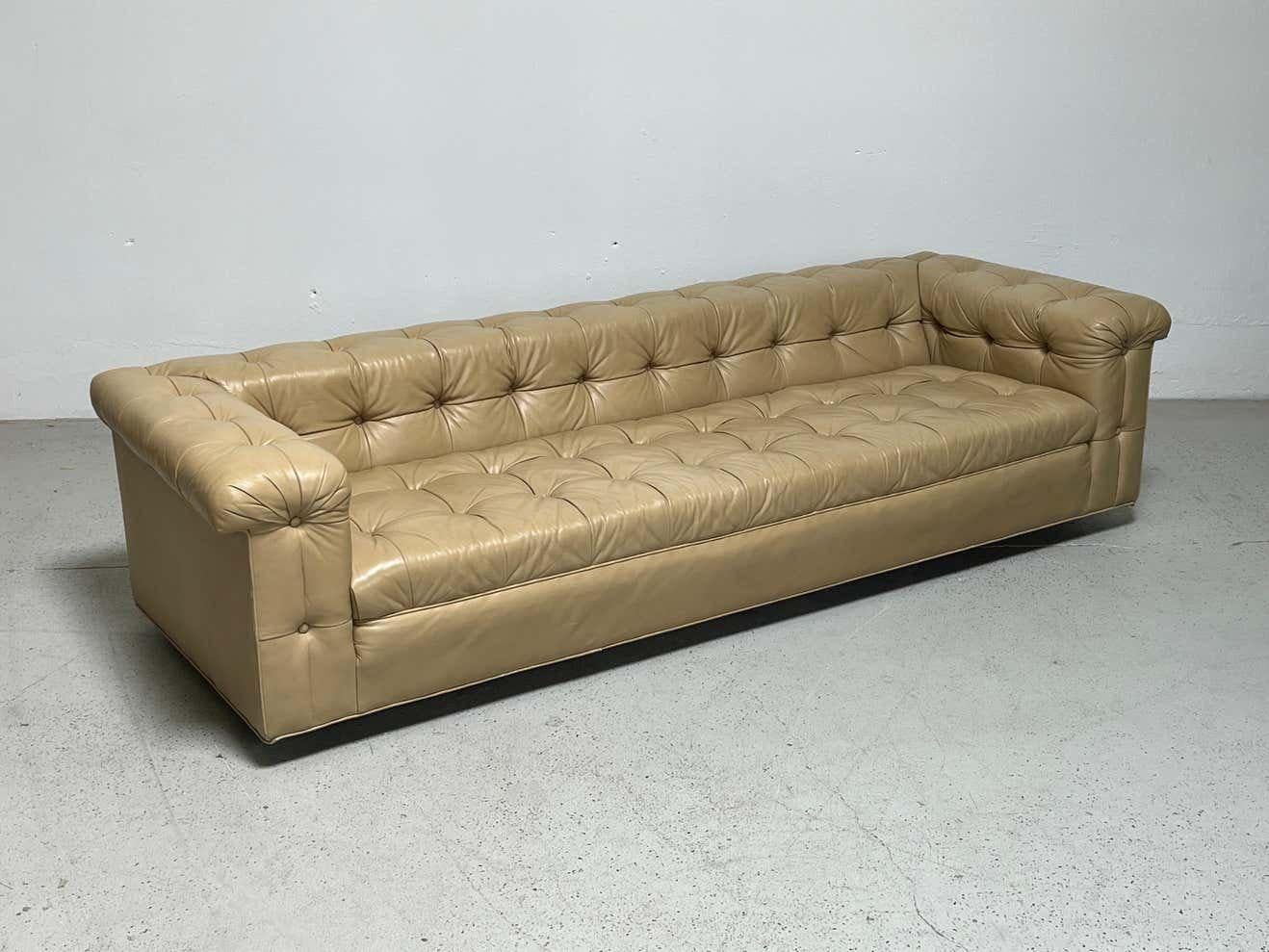 A  Party-Sofa, entworfen von Edward Wormley für Dunbar, in butterweichem, hellbraunem Original-Leder. Passendes Paar verfügbar. Individuelle Preisgestaltung. 