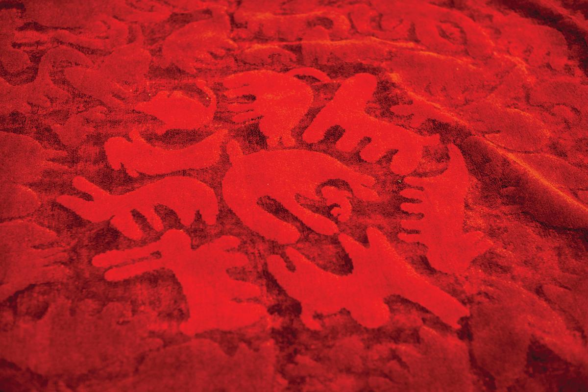 Party Zoo ist ein handgeknüpfter Teppich aus der Kollektion Happy Carpets von Aldo Cibic.
Eine Kollektion von fröhlichen und farbenfrohen Teppichen, hergestellt von Moret.
Die Inspiration für die Muster stammt von Tieren, Pflanzen und Menschen.
Das