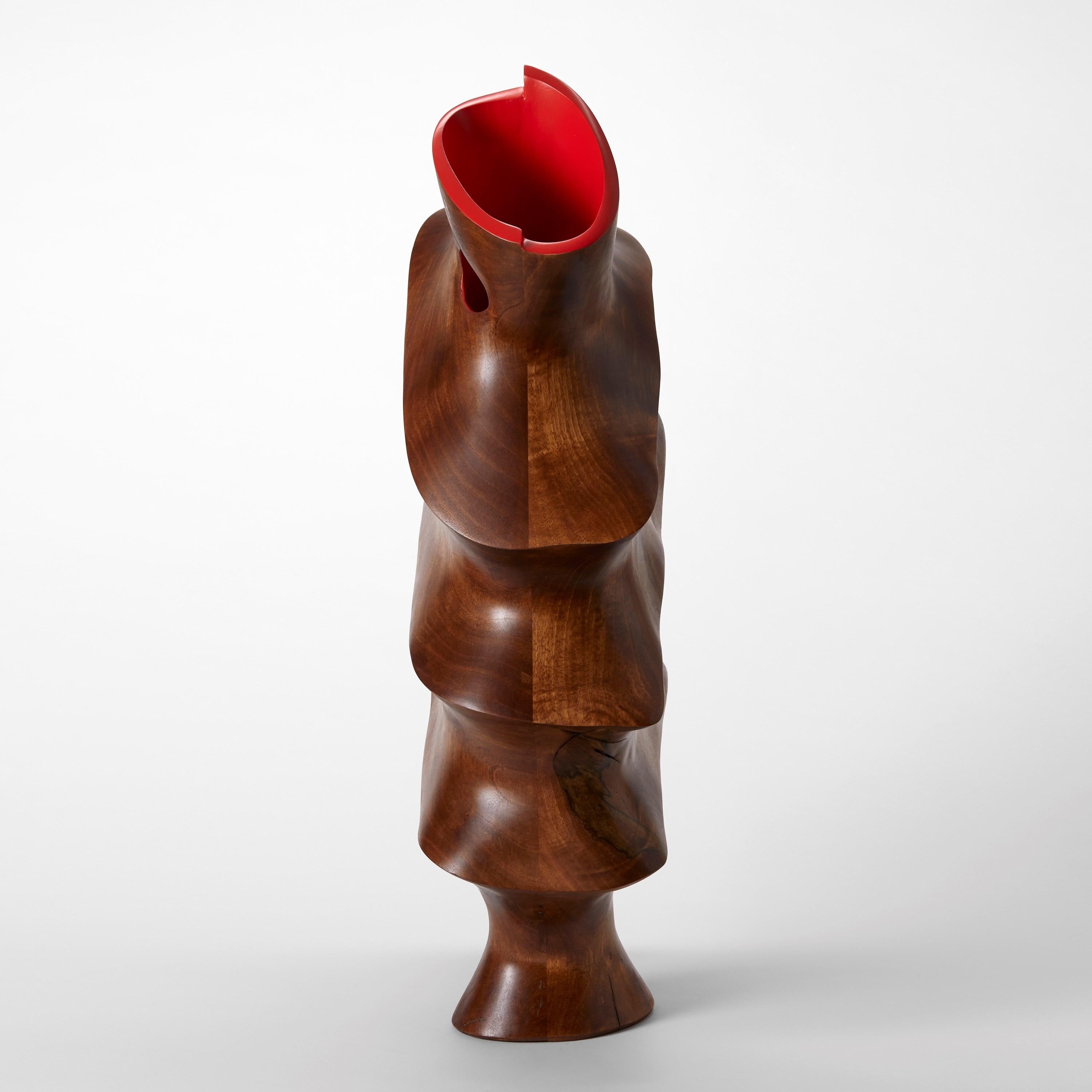 Organico moderno Parul 0.1, una scultura astratta a coste in noce con interno rosso di Donald Baugh in vendita