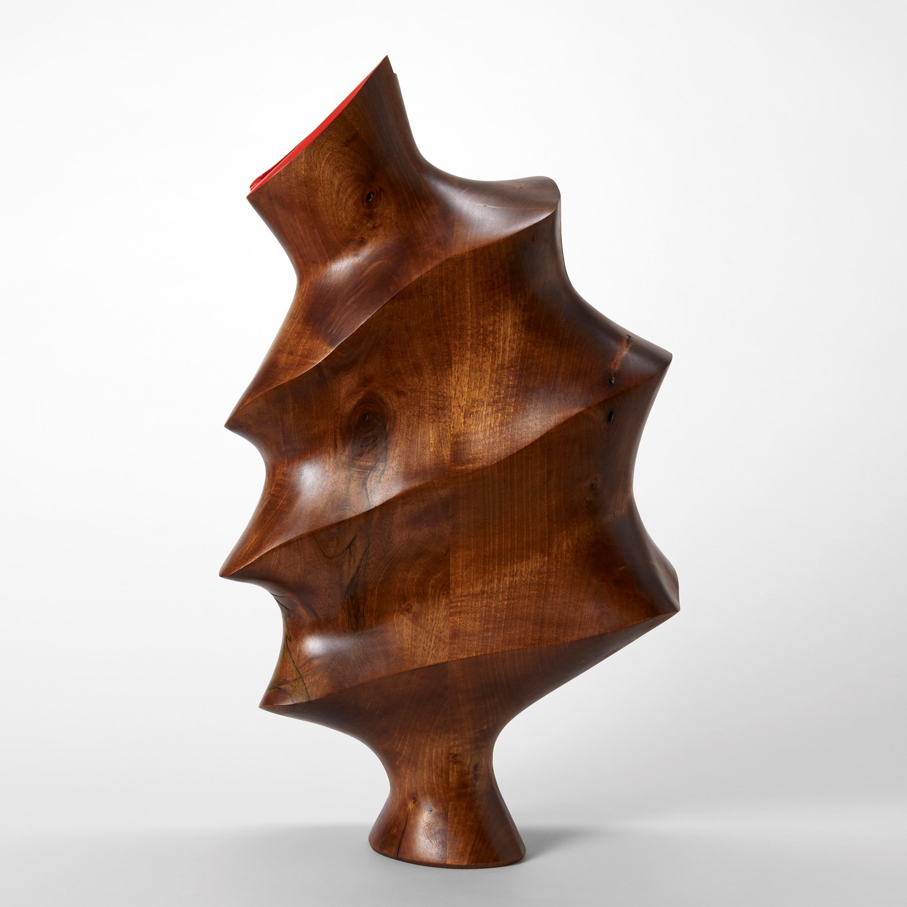 Britannico Parul 0.1, una scultura astratta a coste in noce con interno rosso di Donald Baugh in vendita