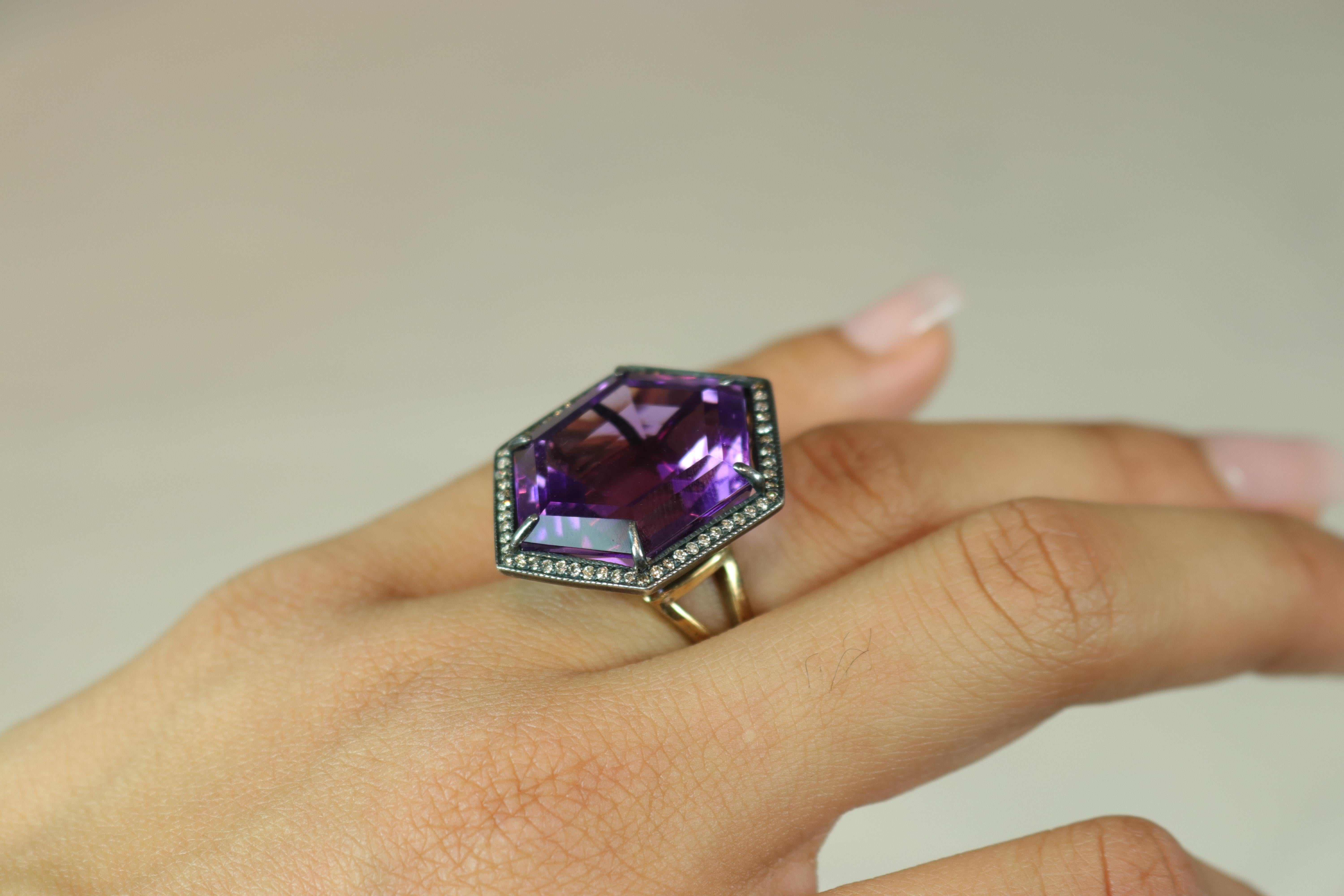 Women's or Men's Parulina Amethyst and Diamond Ring in 18K Yellow Gold For Sale