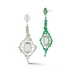Chandelier-Ohrringe mit Aquamarin und Smaragd von Parulina aus 18 Karat Weißgold