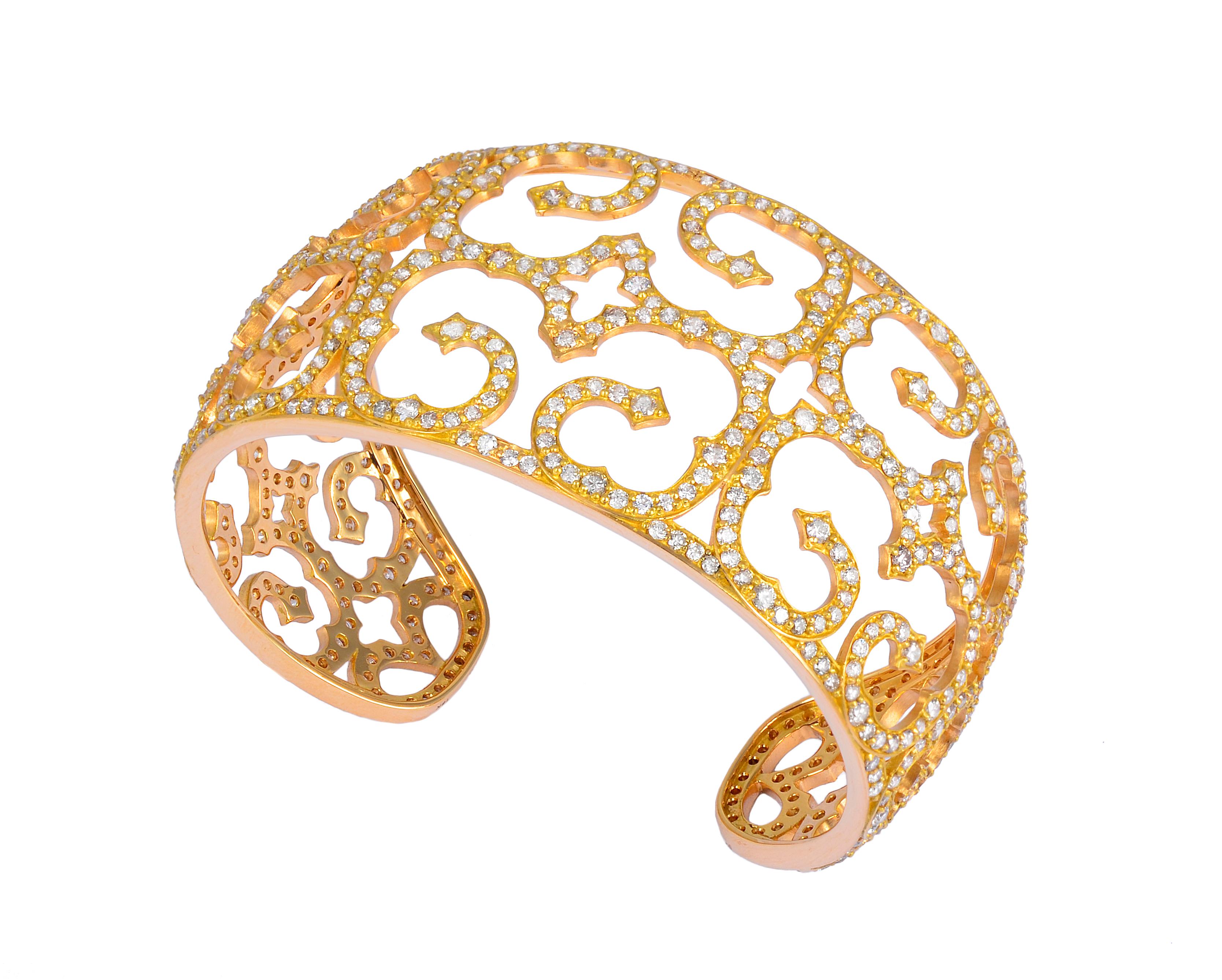 Round Cut Parulina  10.97ct Diamond and 18K Yellow Gold Cuff For Sale