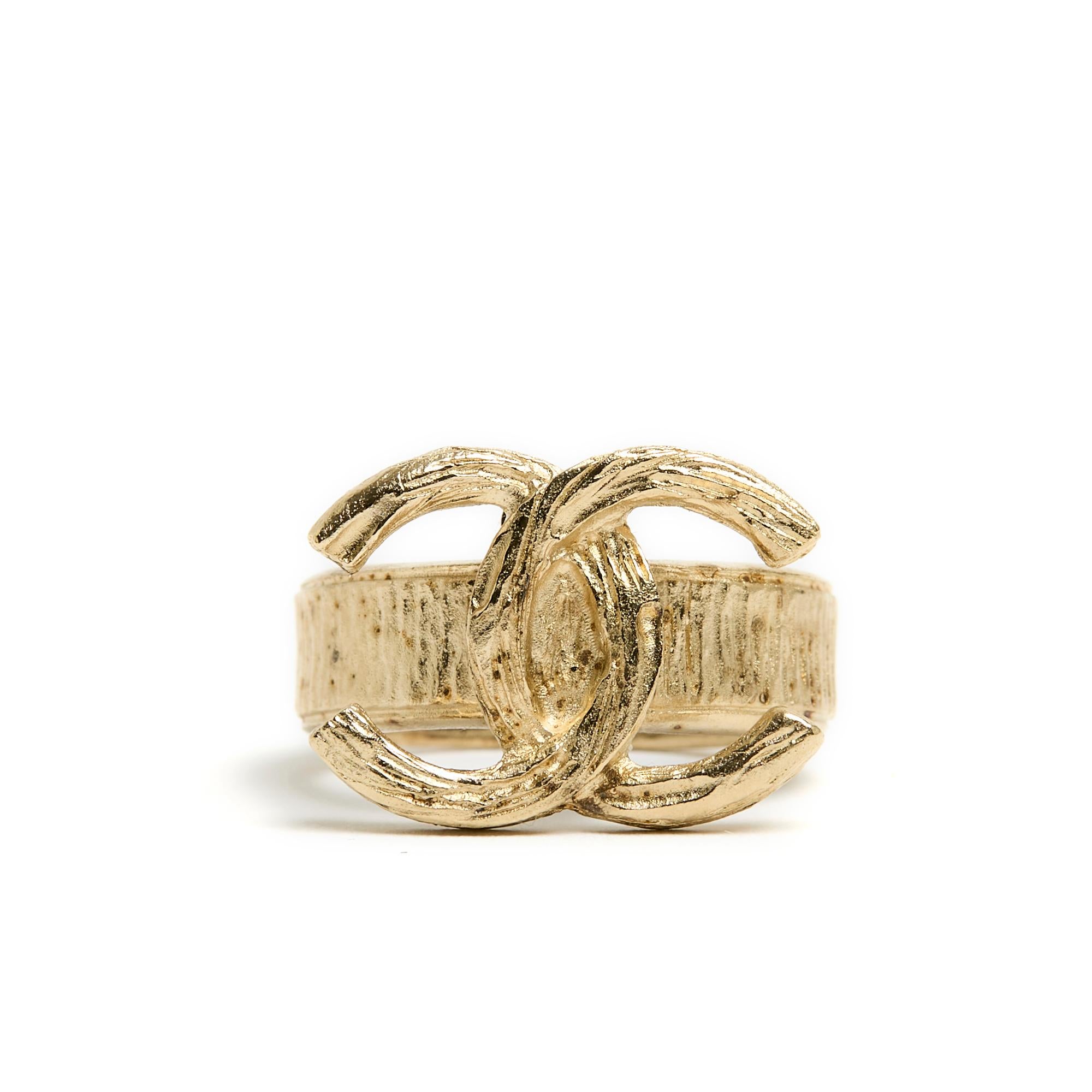 Chanel fashion jewelry set composed of a ring and a pair of earrings in lightly gilded and shaped metal, with the CC logo motif, the ring with a large ring adorned with dark and glittery enamel on the inside. Dimensions - Ring: TDD52 or UK/US6,