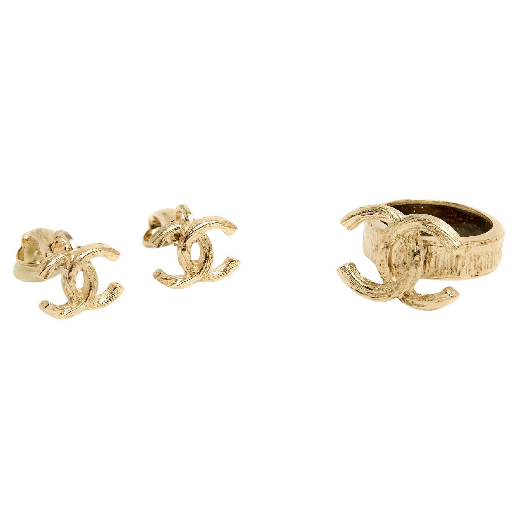 Parure Chanel Set Golden CC clips on earrings and Ring TDD52 US6 set For Sale