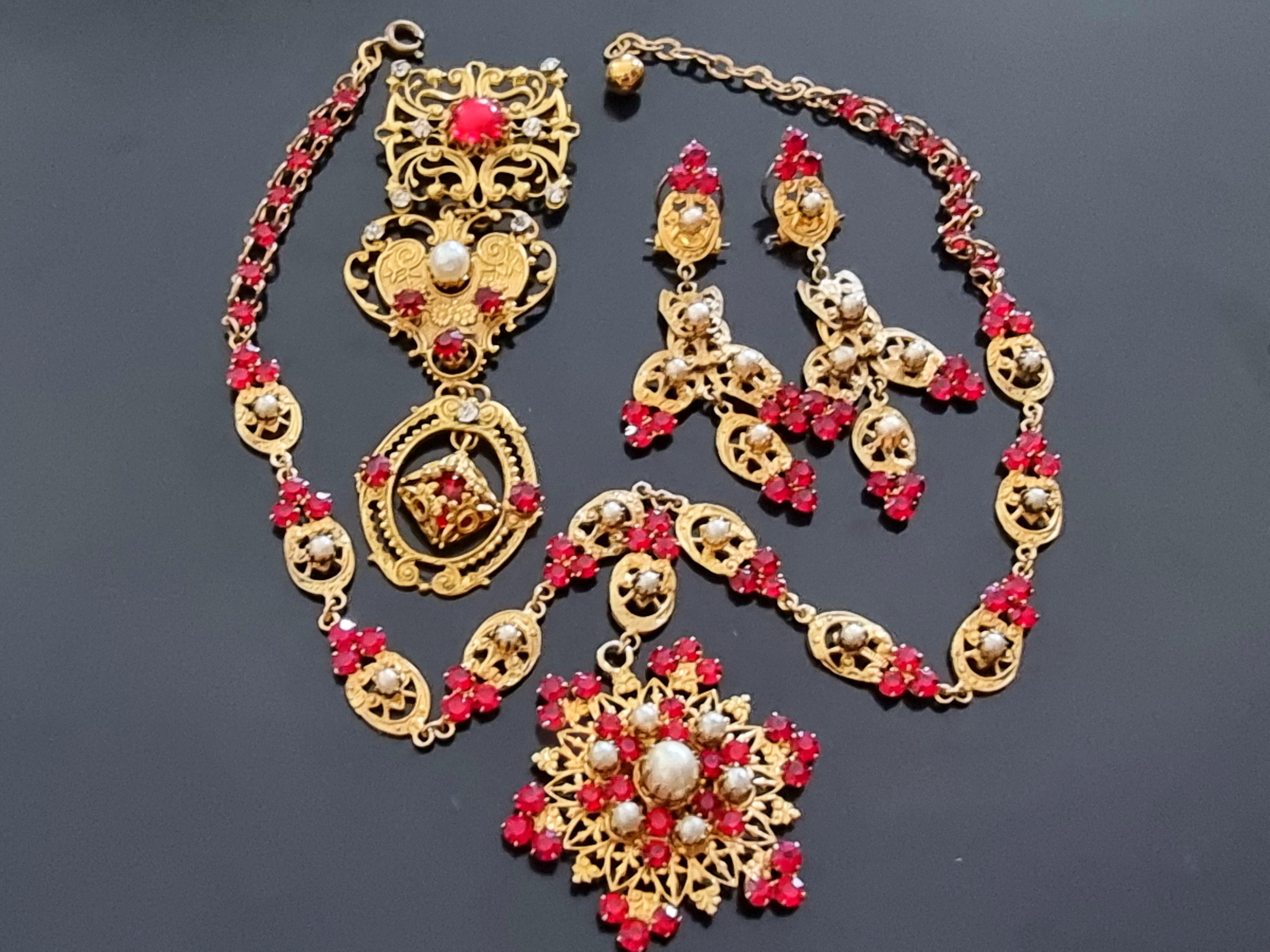 Magnificent old PARURE:
BROOCH NECKLACE and EARRINGS with Clips,
100% High Fashion, exceptional workmanship, extraordinary quality,
vintage 40s - 50s,
French haute couture designer to be identified,
gold metal, pearls, rhinestones, glass