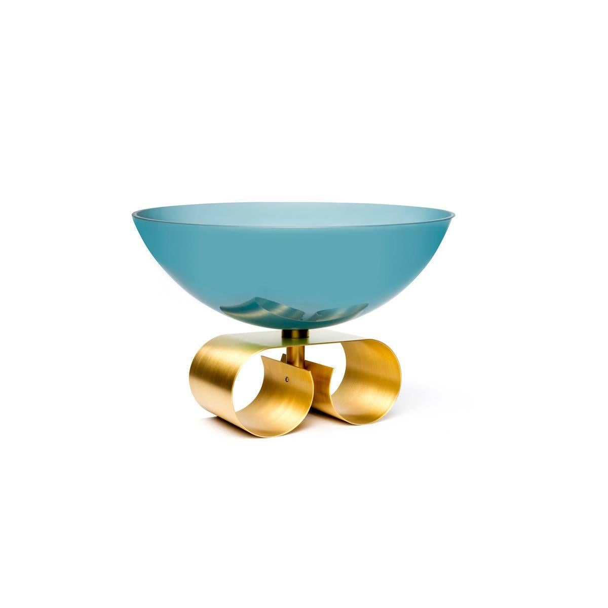 Große Glasschale mit Messingfuß, erhältlich in zwei Farbvarianten: blau oder hellblau.
Parure II, entworfen von Cristina Celestino, ist Teil von Dolce Vita, einer Kollektion, die in einem zeitgenössischen Ton den Charme des Italiens der 50er Jahre
