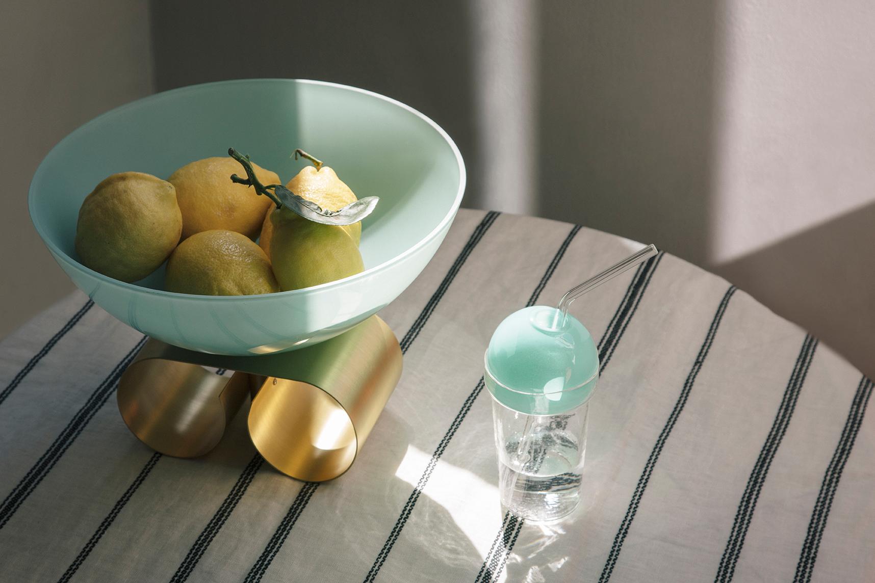 italien Grand bol en verre Parure II avec base en laiton de Cristina Celstino en vente
