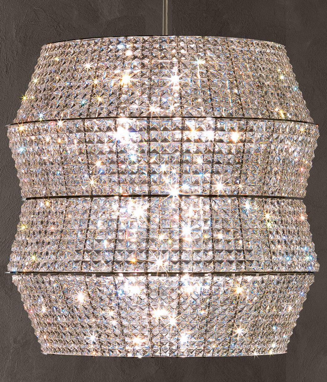 Aufhängung Parure mit Struktur aus Stahl in
verchromt und mit geschliffenem Kristallglas
miteinander verbunden sind. Mit 13 Glühbirnen, Lampenfassung
Typ G9, max. 42 Watt. Glühbirnen nicht enthalten.
Hergestellt in Italien.
Durchmesser 80 x