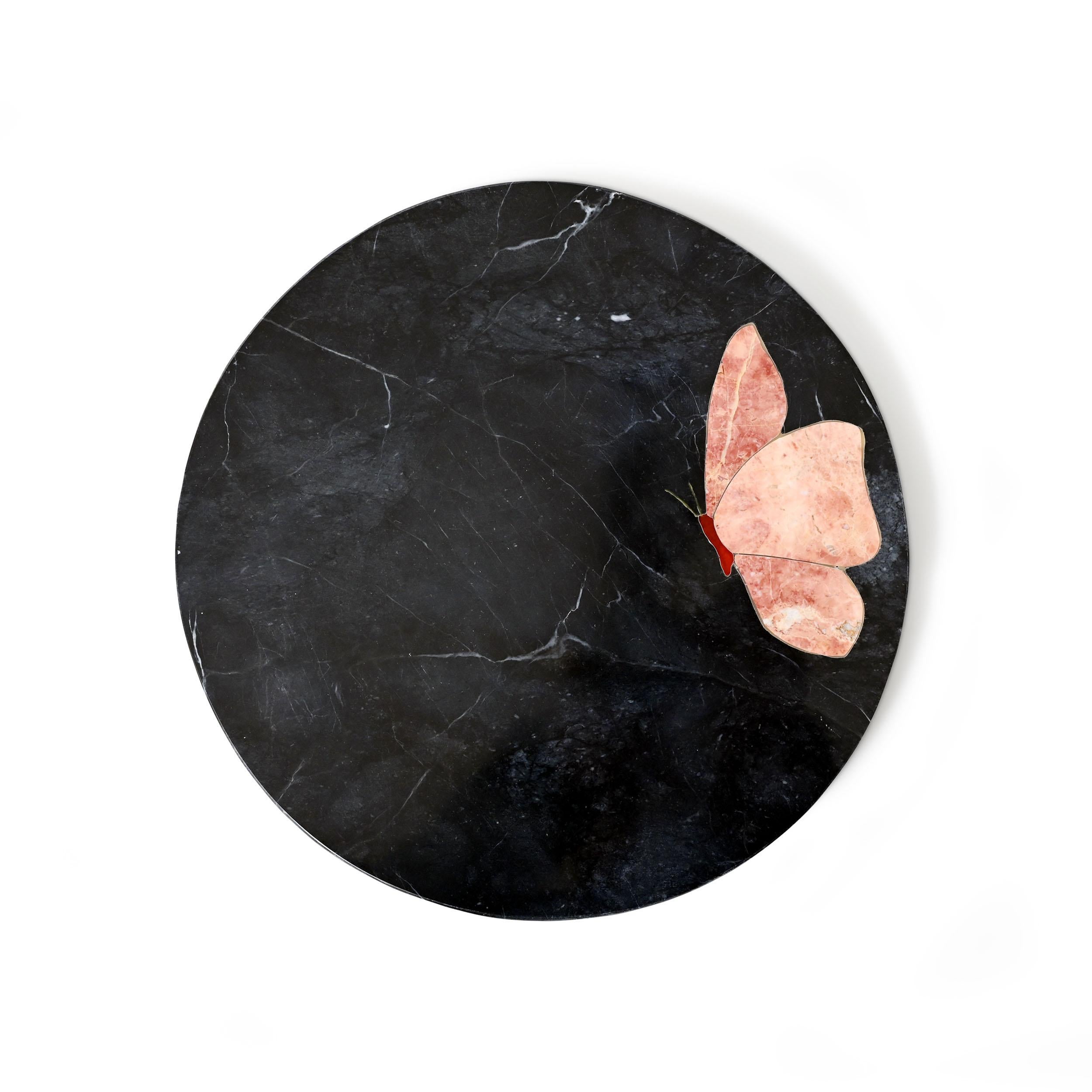 Parvaneh platter I by Studio Lel
Dimensions: D30.5 x H30.5 x H2.5 cm
Materials: Marble

The word Ara is the onomatopoeic genus of the macaw, referencing the sounds made by the bright parrots depicted in every piece of the collection. Set in one