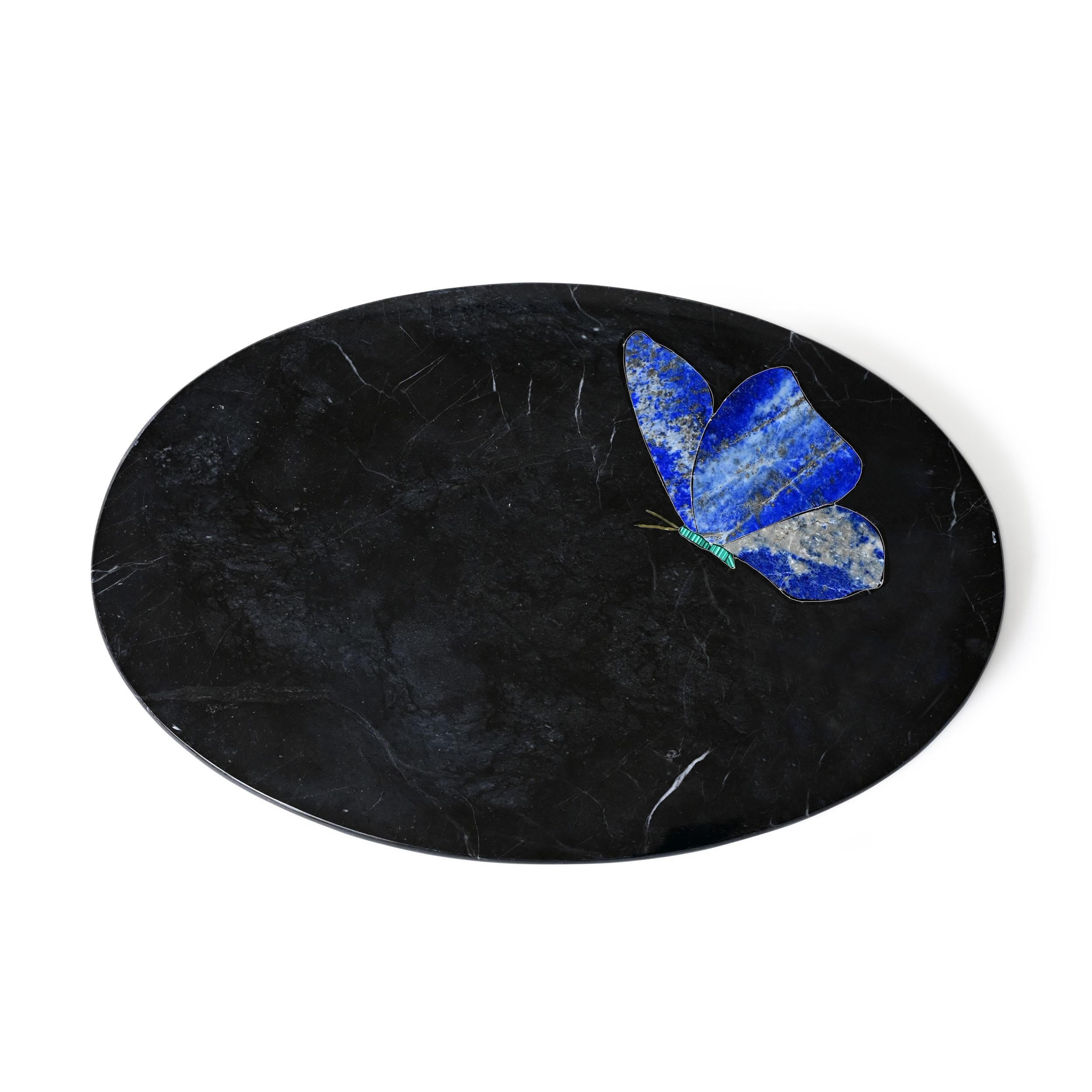 Parvaneh platter II by Studio Lel
Dimensions: D30.5 x H30.5 x H2.5 cm
Materials: Marble.

The word Ara is the onomatopoeic genus of the macaw, referencing the sounds made by the bright parrots depicted in every piece of the collection. Set in