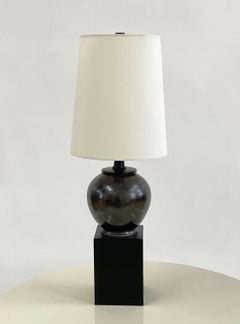 Lámpara de estudio inspirada en Parzinger--Vasija de cerámica vintage encontrada sobre zócalo ebonizado