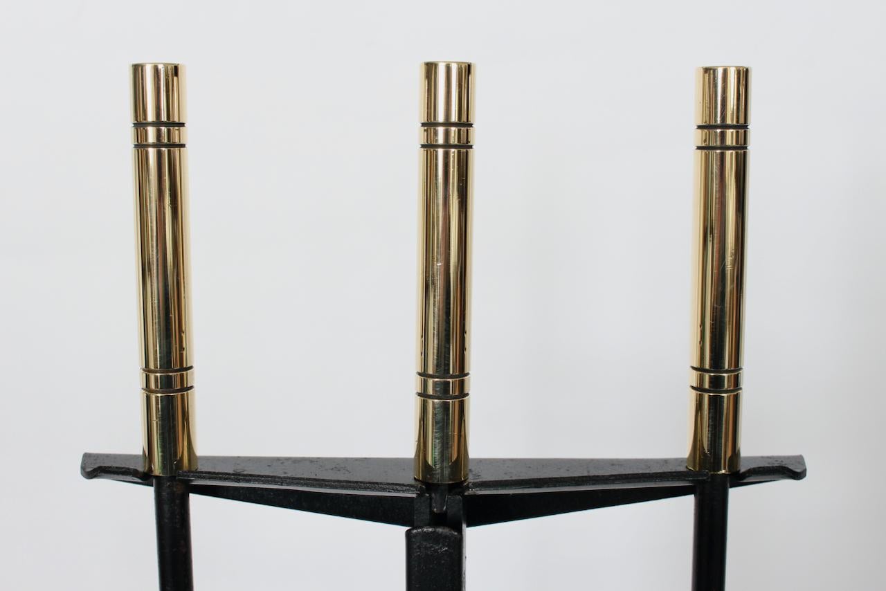 Set di attrezzi da fuoco in ottone e ghisa nera con supporto, stile Parzinger, composto da tre pezzi in vendita 3