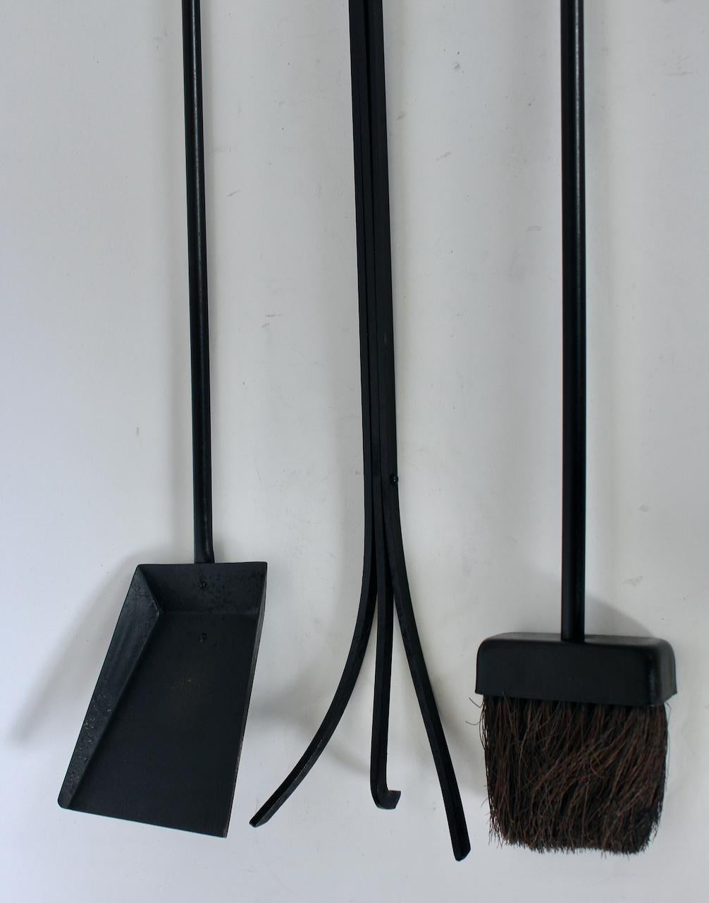 Parzinger Style Ensemble d'outils à feu en fonte noire 3 pièces avec manche en laiton et Stand en vente 5