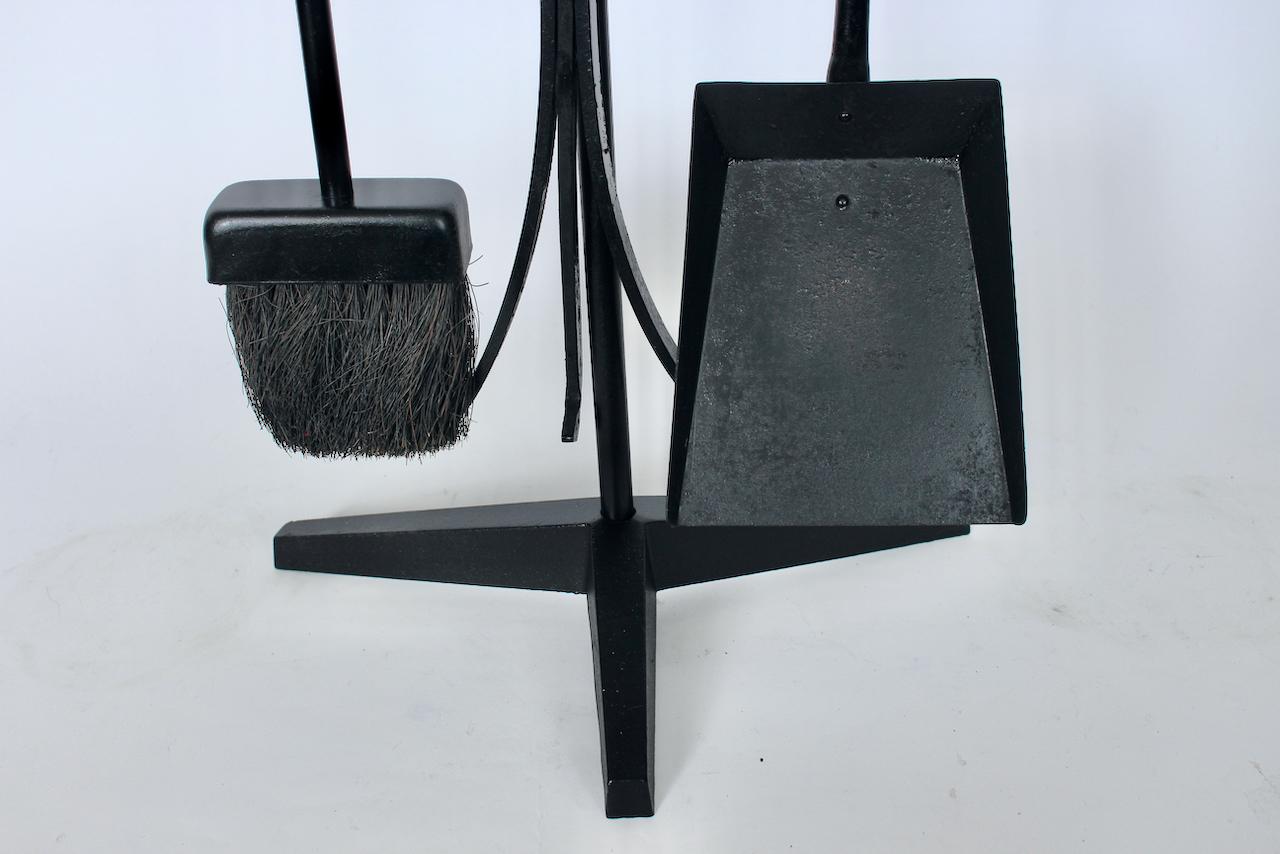 Parzinger Style Ensemble d'outils à feu en fonte noire 3 pièces avec manche en laiton et Stand en vente 6
