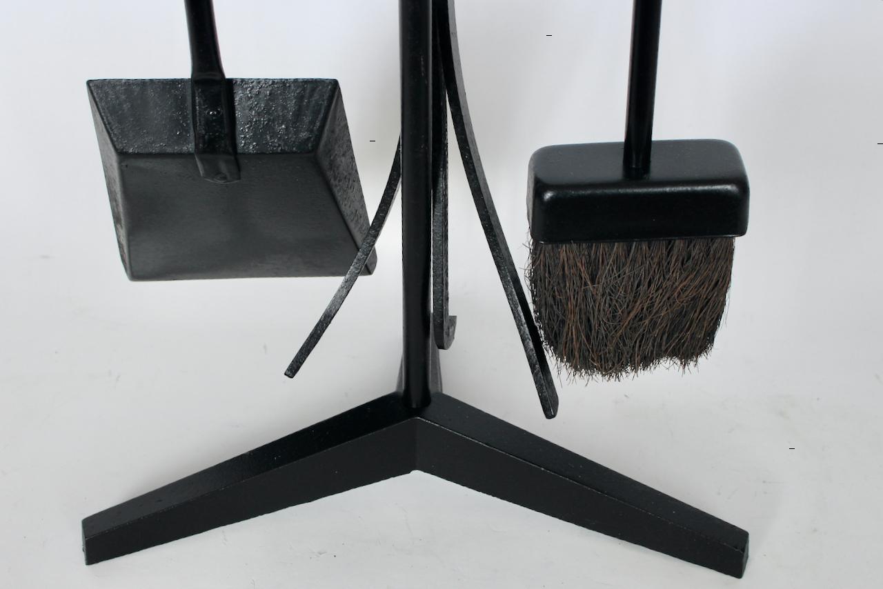 Set di attrezzi da fuoco in ottone e ghisa nera con supporto, stile Parzinger, composto da tre pezzi in vendita 7