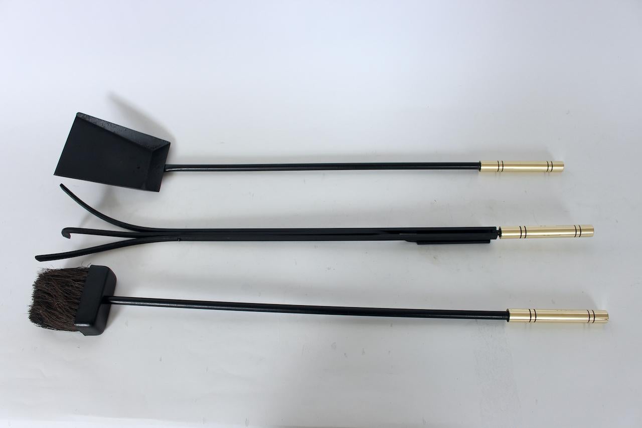 Parzinger Style Ensemble d'outils à feu en fonte noire 3 pièces avec manche en laiton et Stand en vente 8