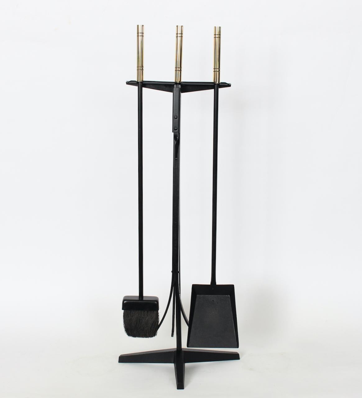 Set di attrezzi da fuoco in ottone e ghisa nera con supporto, stile Parzinger, composto da tre pezzi in vendita 10