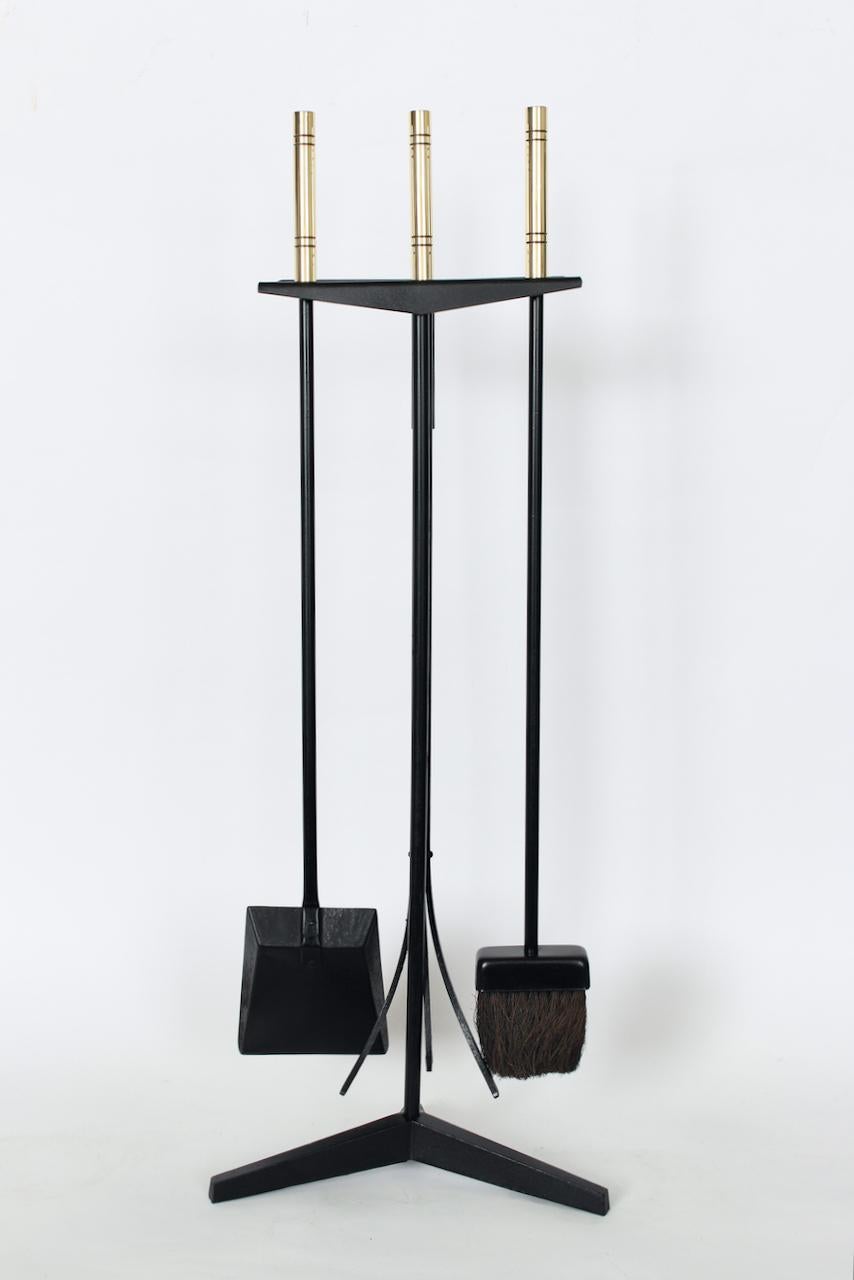 Mid-Century Modern Parzinger Style Ensemble d'outils à feu en fonte noire 3 pièces avec manche en laiton et Stand en vente