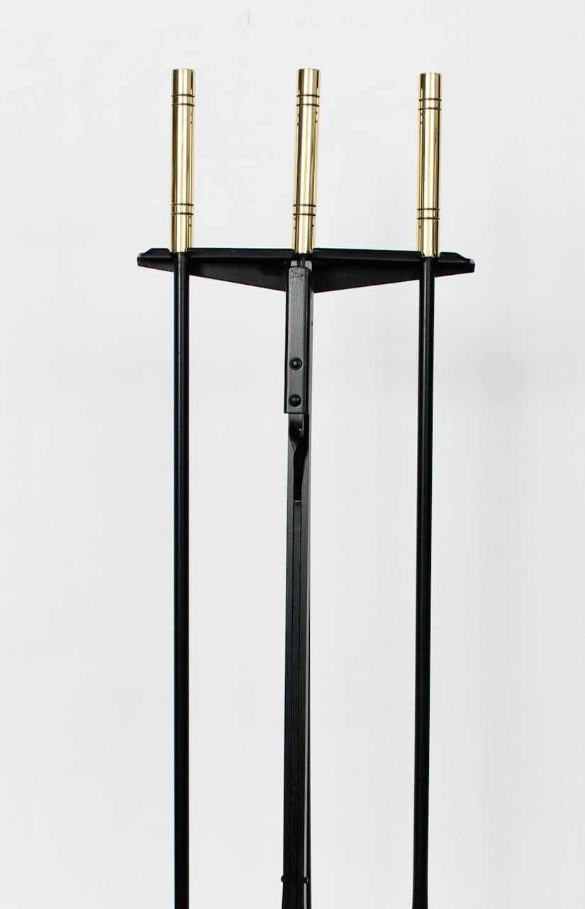 Milieu du XXe siècle Parzinger Style Ensemble d'outils à feu en fonte noire 3 pièces avec manche en laiton et Stand en vente